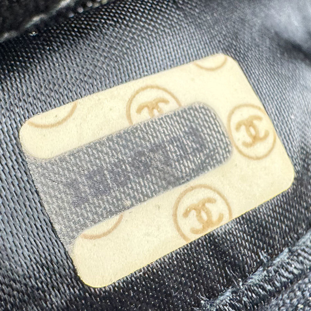 Chanel Black Leather Shoulder Bag (Pre-Owned)