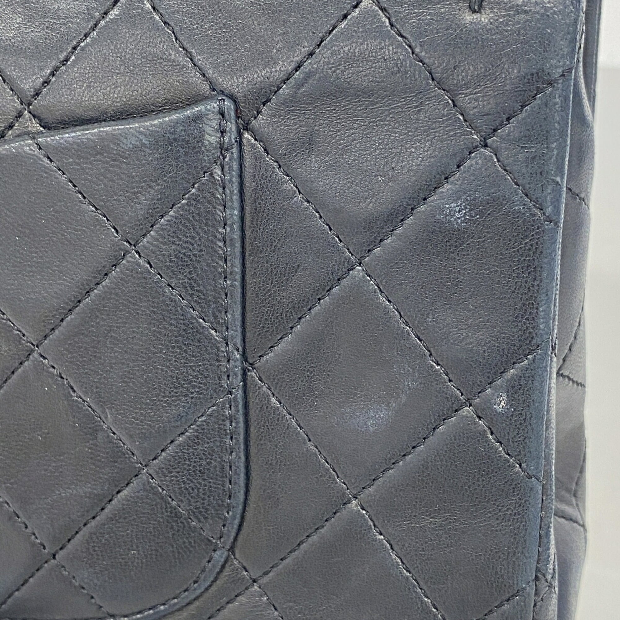Chanel Black Leather Shoulder Bag (Pre-Owned)