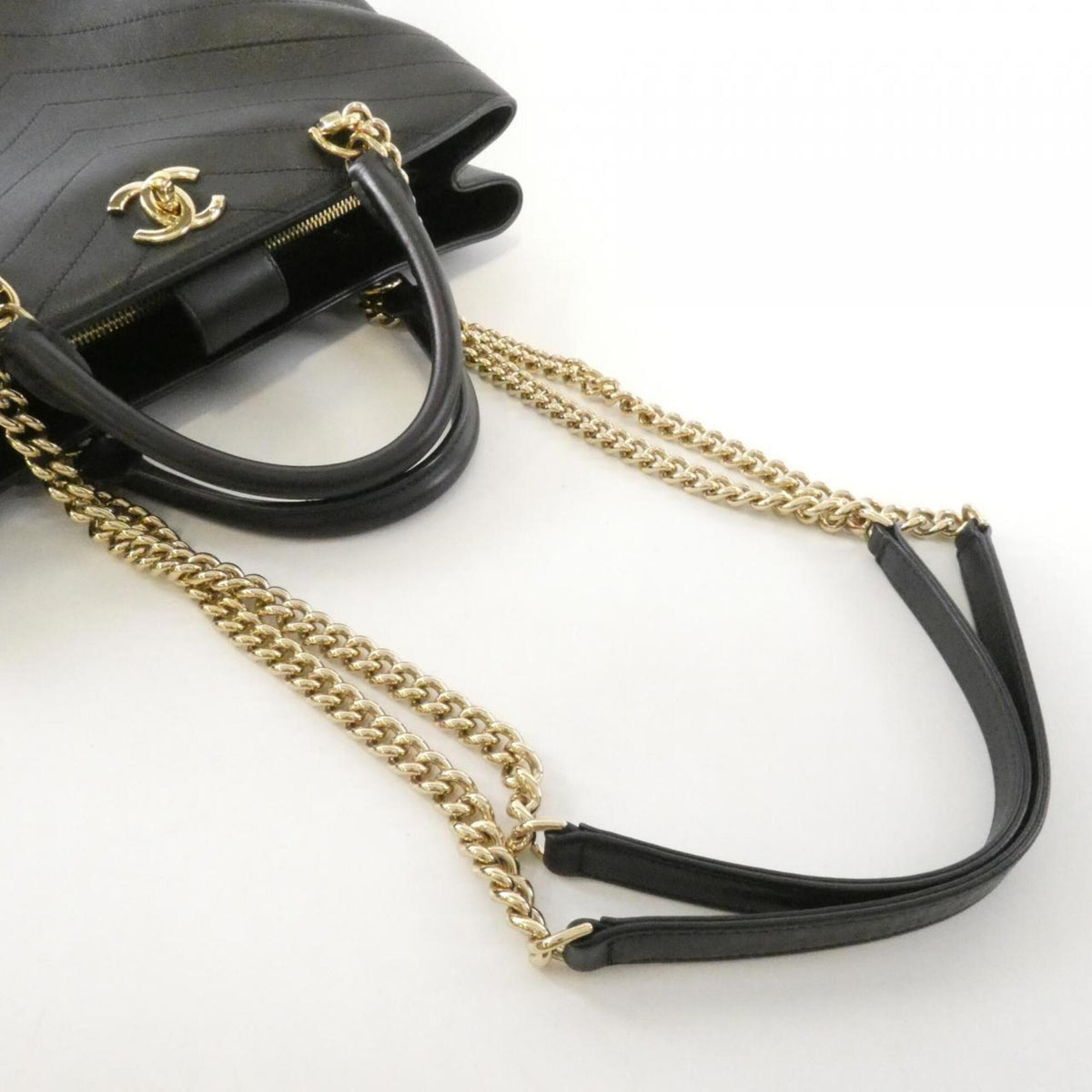 Chanel Black Leather Handbag (Pre-Owned)