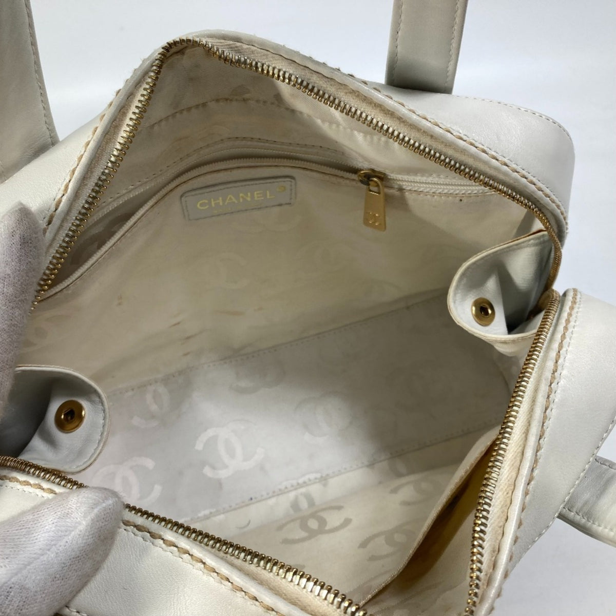 Chanel White Leather Handbag (Pre-Owned)