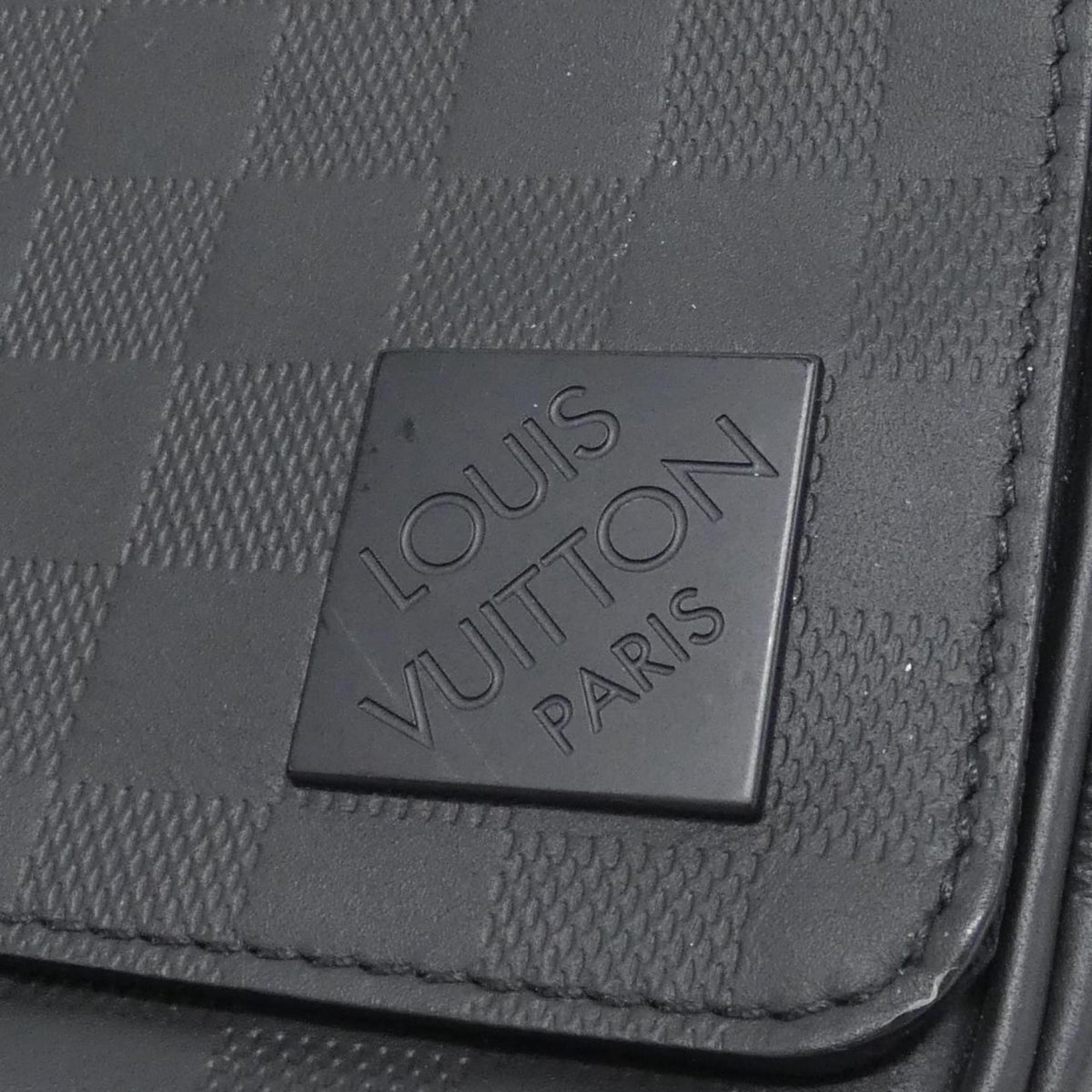 Louis Vuitton Black Leather Shoulder Bag (Pre-Owned)