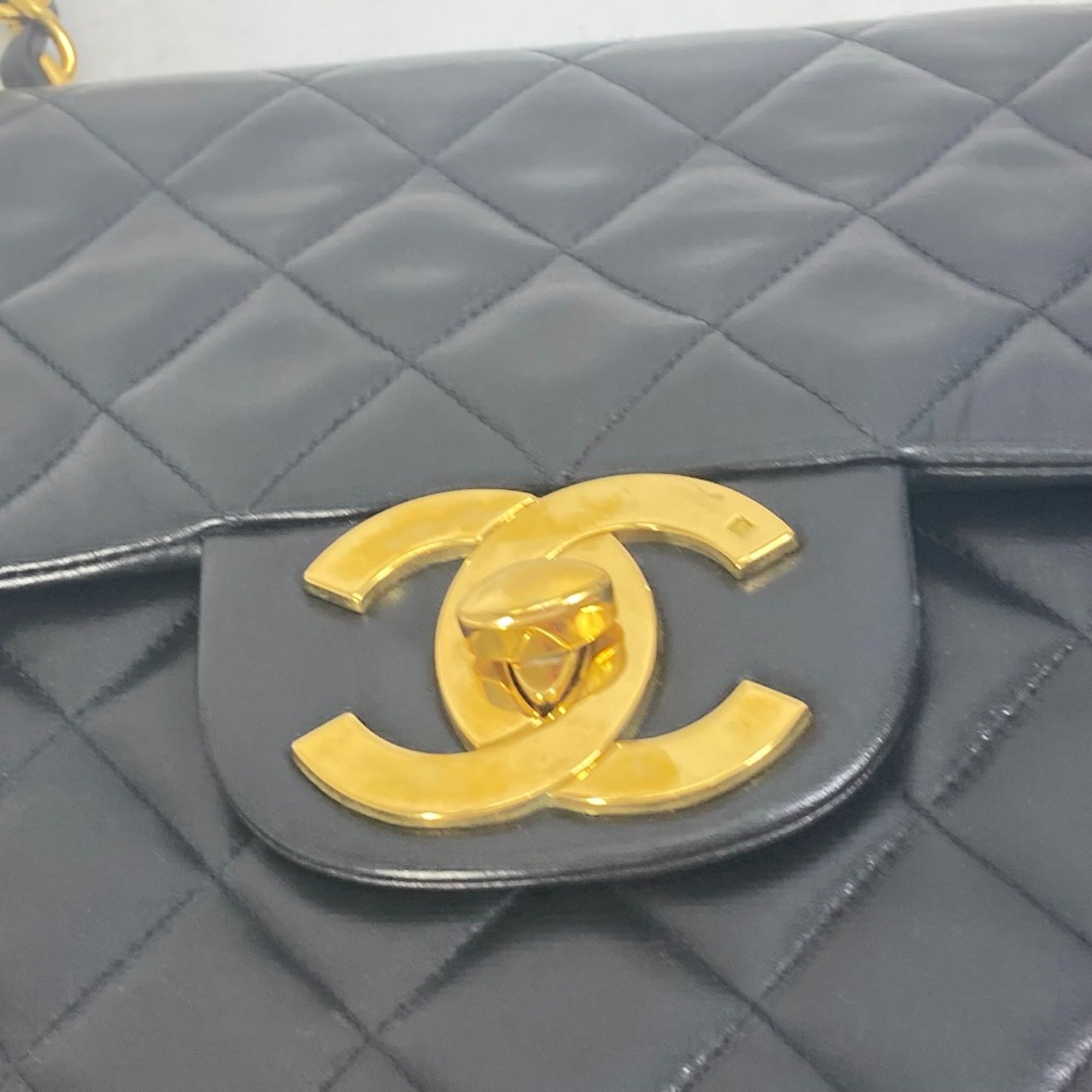 Chanel Black Leather Shoulder Bag (Pre-Owned)
