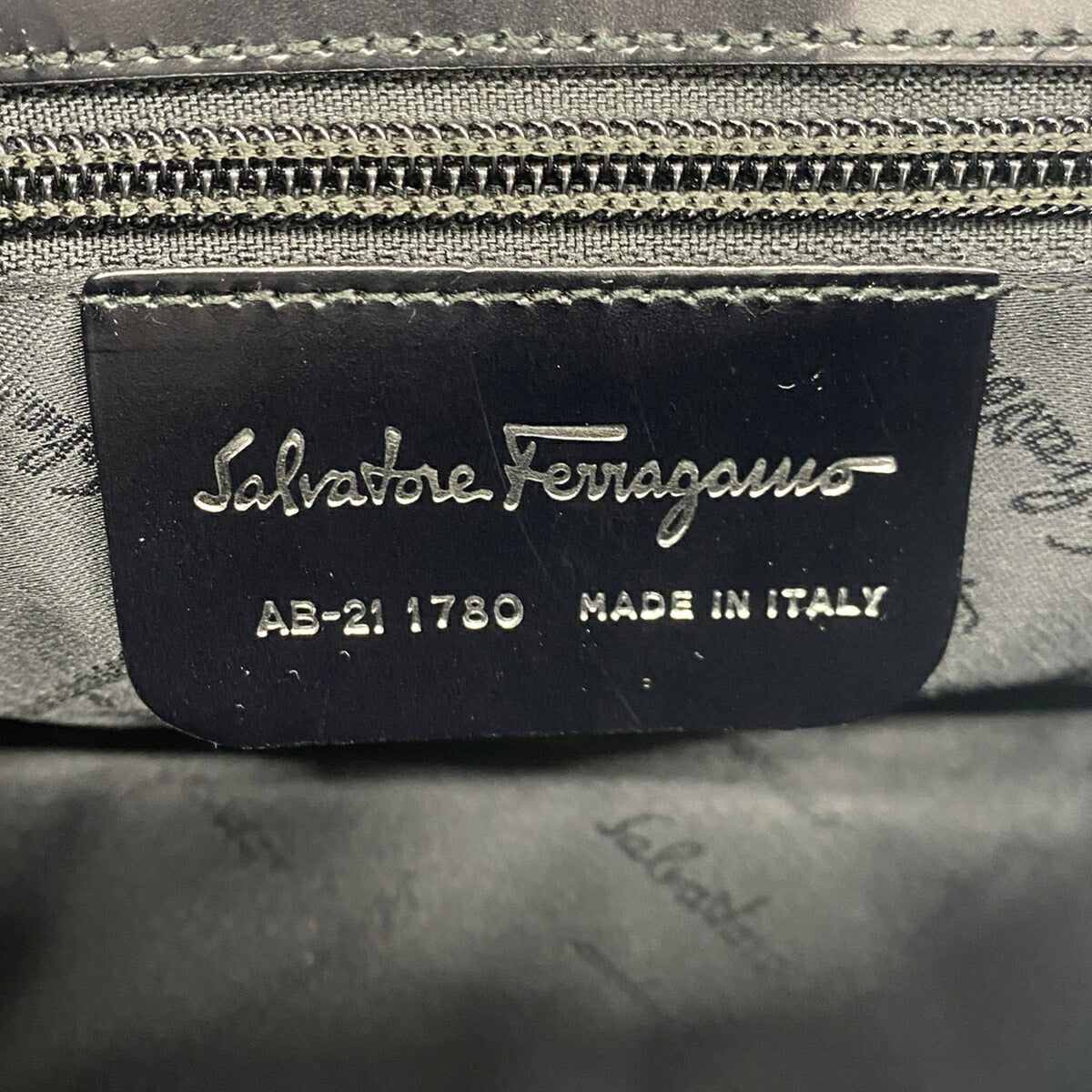 Salvatore Ferragamo Black Leather Shoulder Bag (Pre-Owned)
