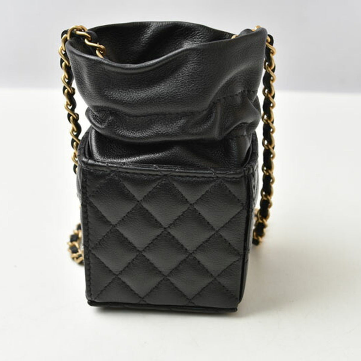 Chanel Black Leather Shoulder Bag (Pre-Owned)