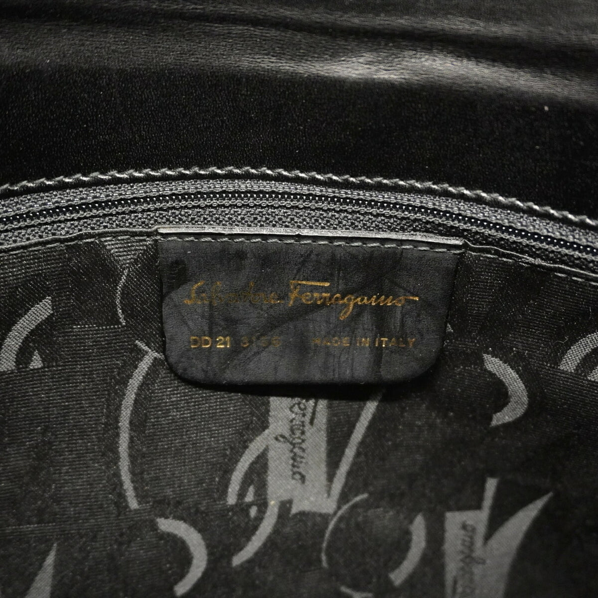 Salvatore Ferragamo Black Leather Shoulder Bag (Pre-Owned)