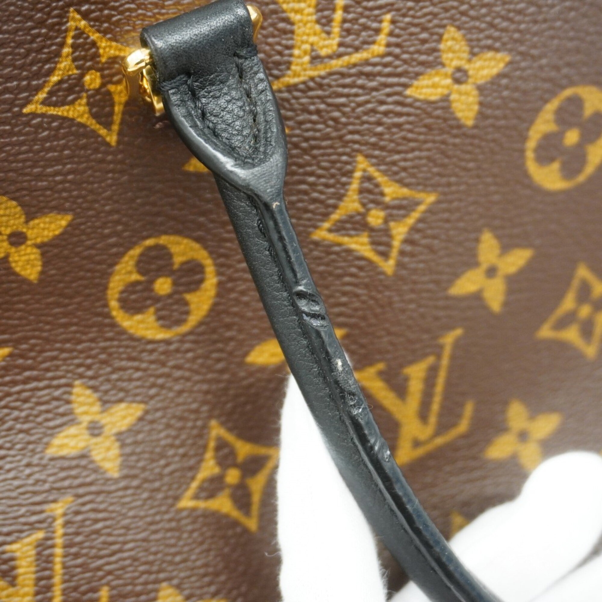 Louis Vuitton Noir Handbag (Pre-Owned)