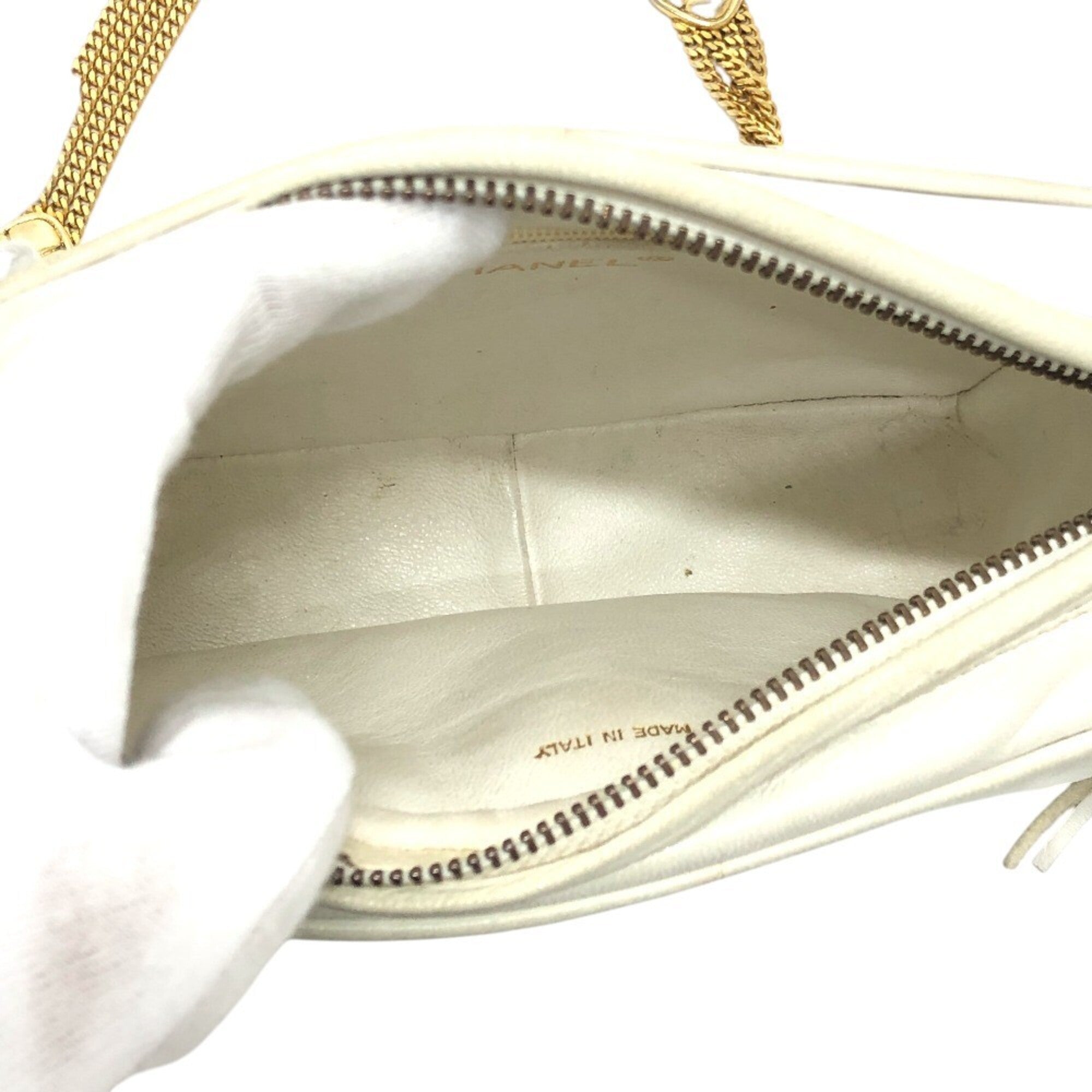 Chanel White Leather Pochette Shoulder Bag (Pre-Owned)