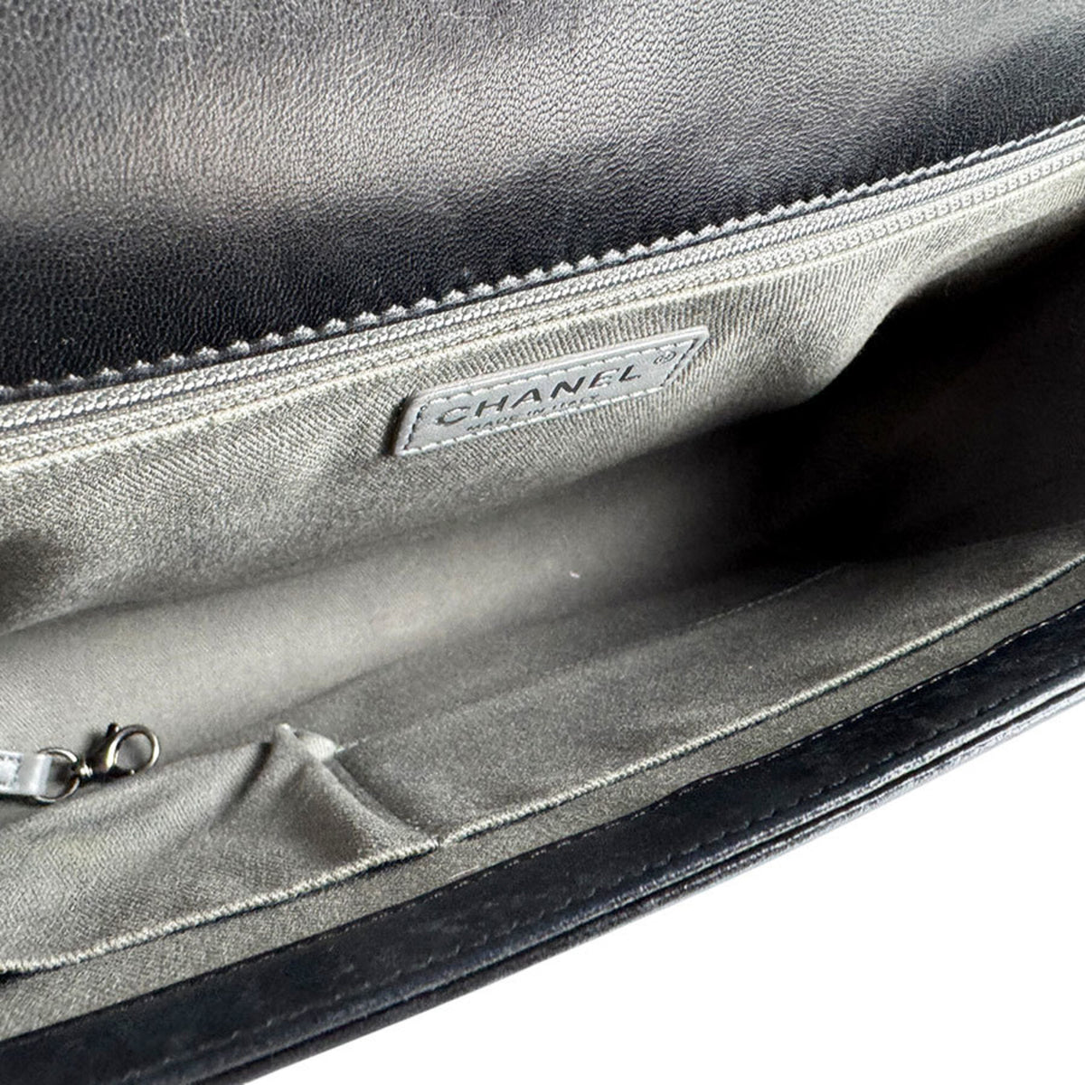 Chanel Black Leather Shoulder Bag (Pre-Owned)