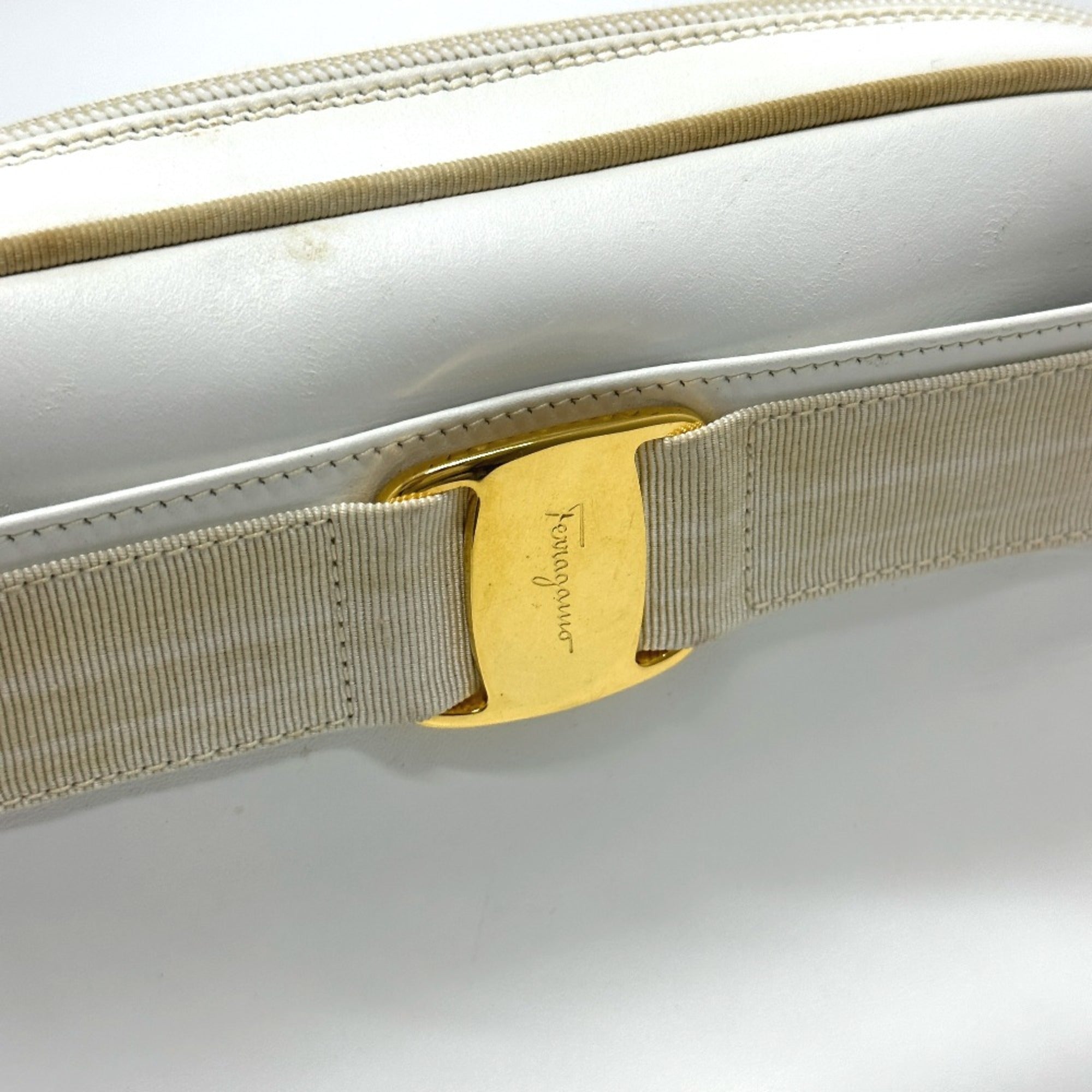 Salvatore Ferragamo White Leather Shoulder Bag (Pre-Owned)
