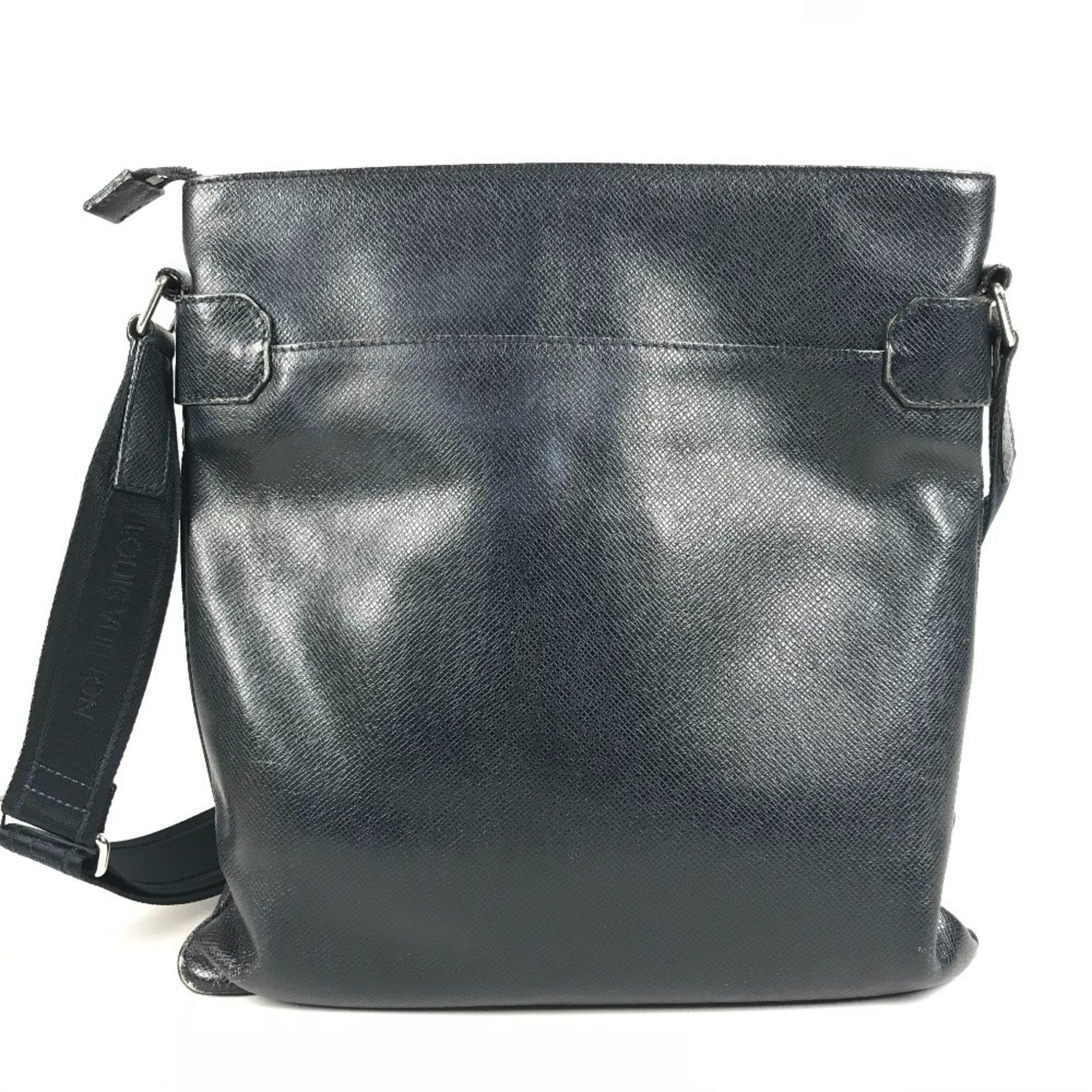 Louis Vuitton Boreal Navy Taiga Leather Leather Pochette Shoulder Bag (Pre-Owned)