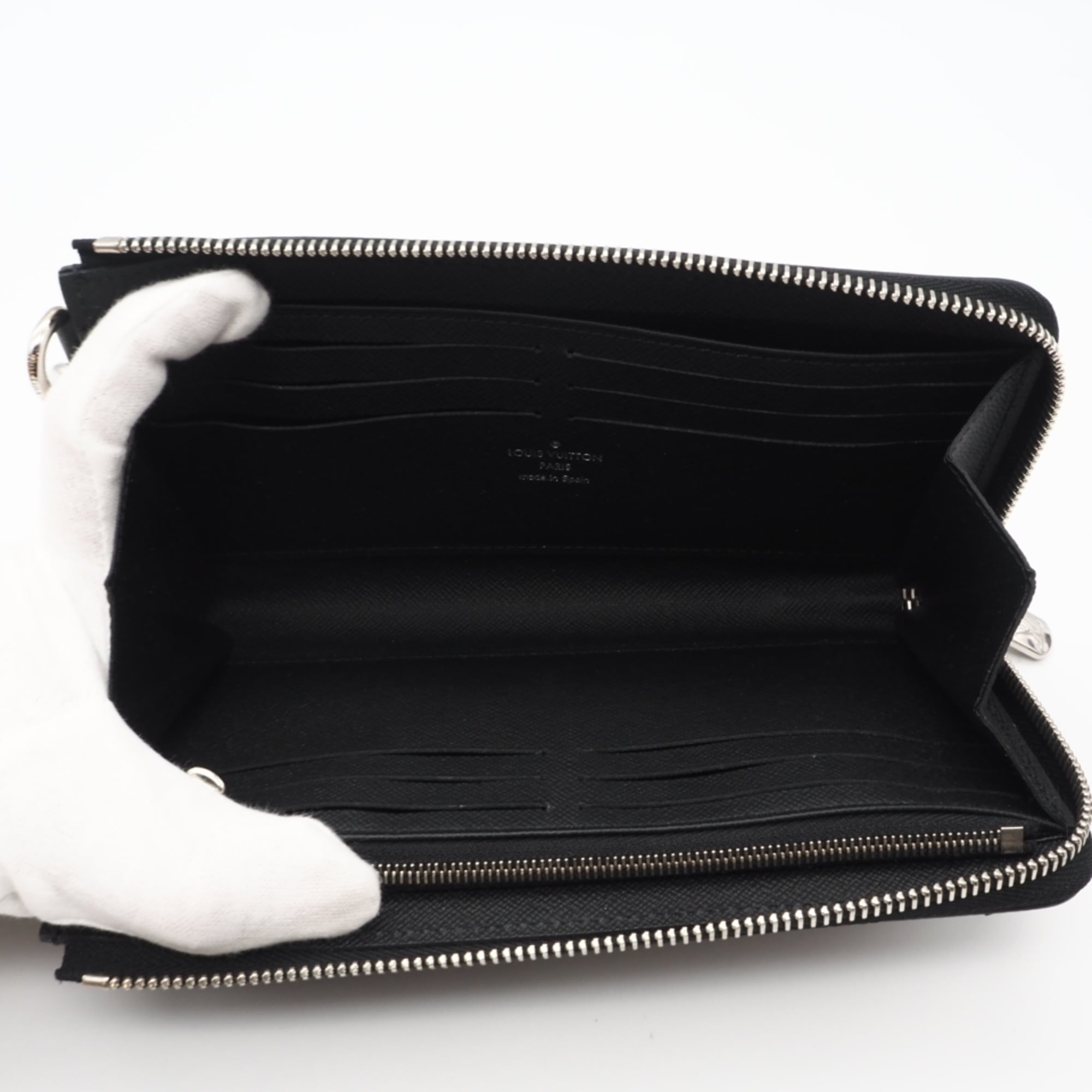 Louis Vuitton Taiga Black Leather Long Wallet (Bi-Fold) (Pre-Owned)