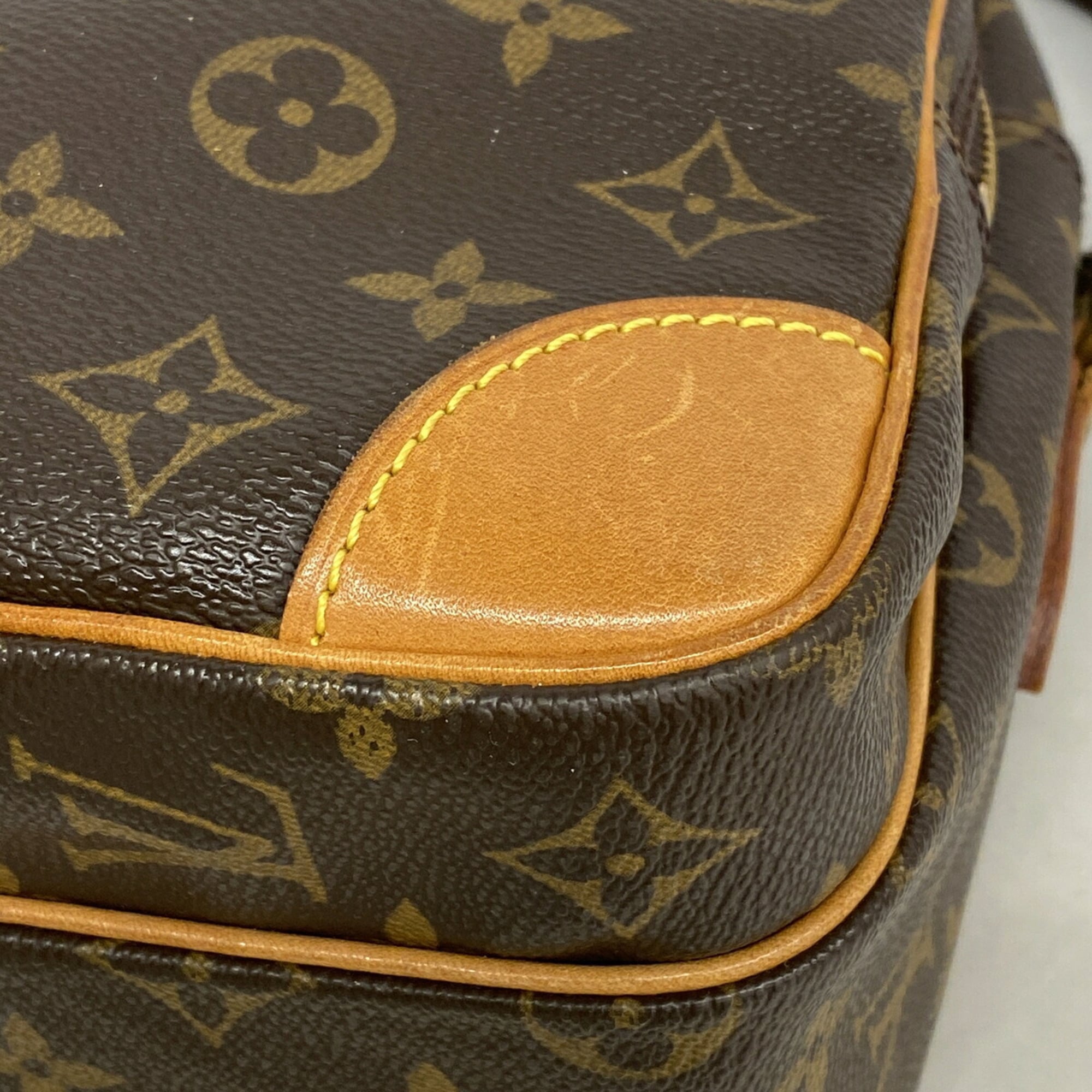 Louis Vuitton Brown Shoulder Bag (Pre-Owned)