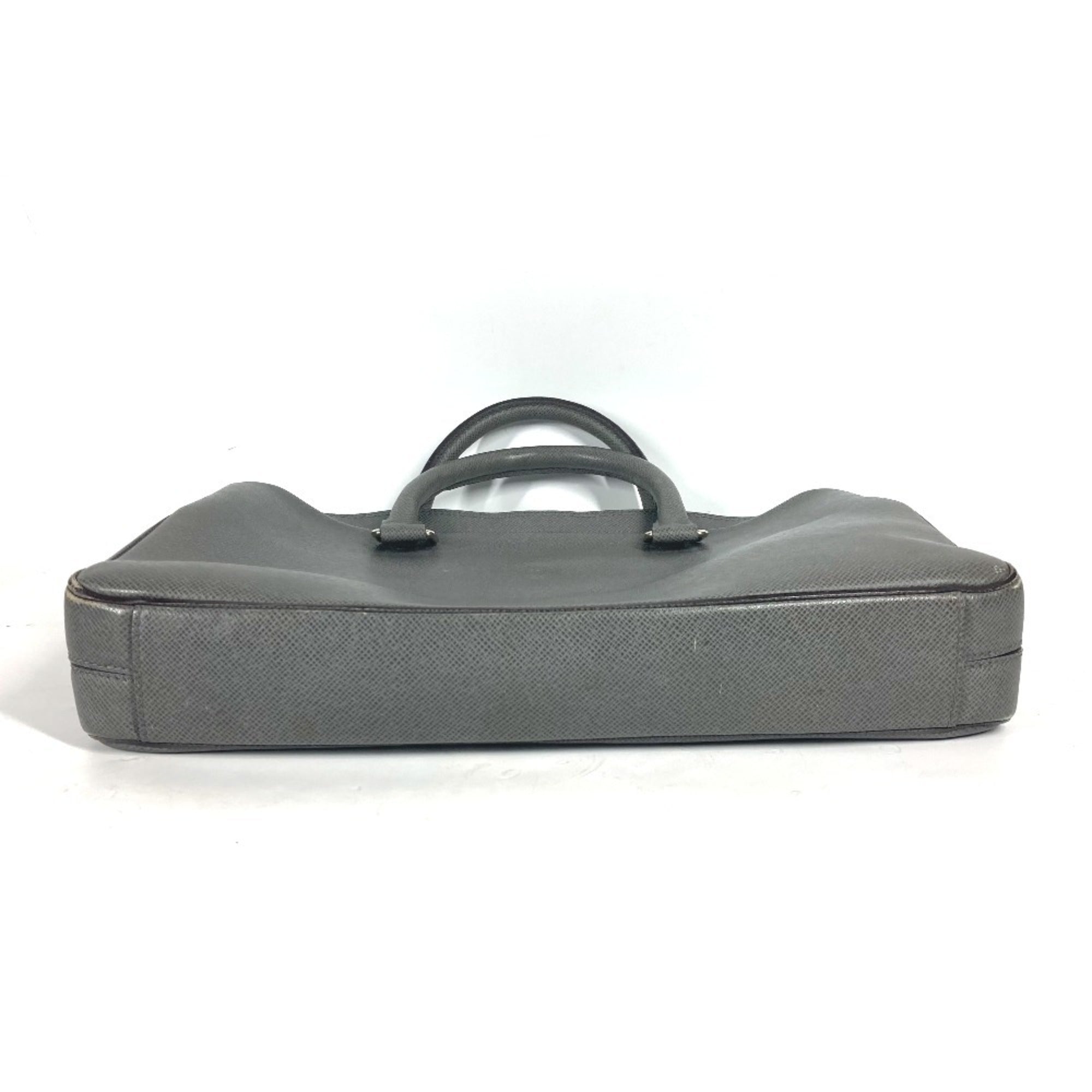 Louis Vuitton Glacier Gray Taiga Leather Leather Briefcase (Pre-Owned)