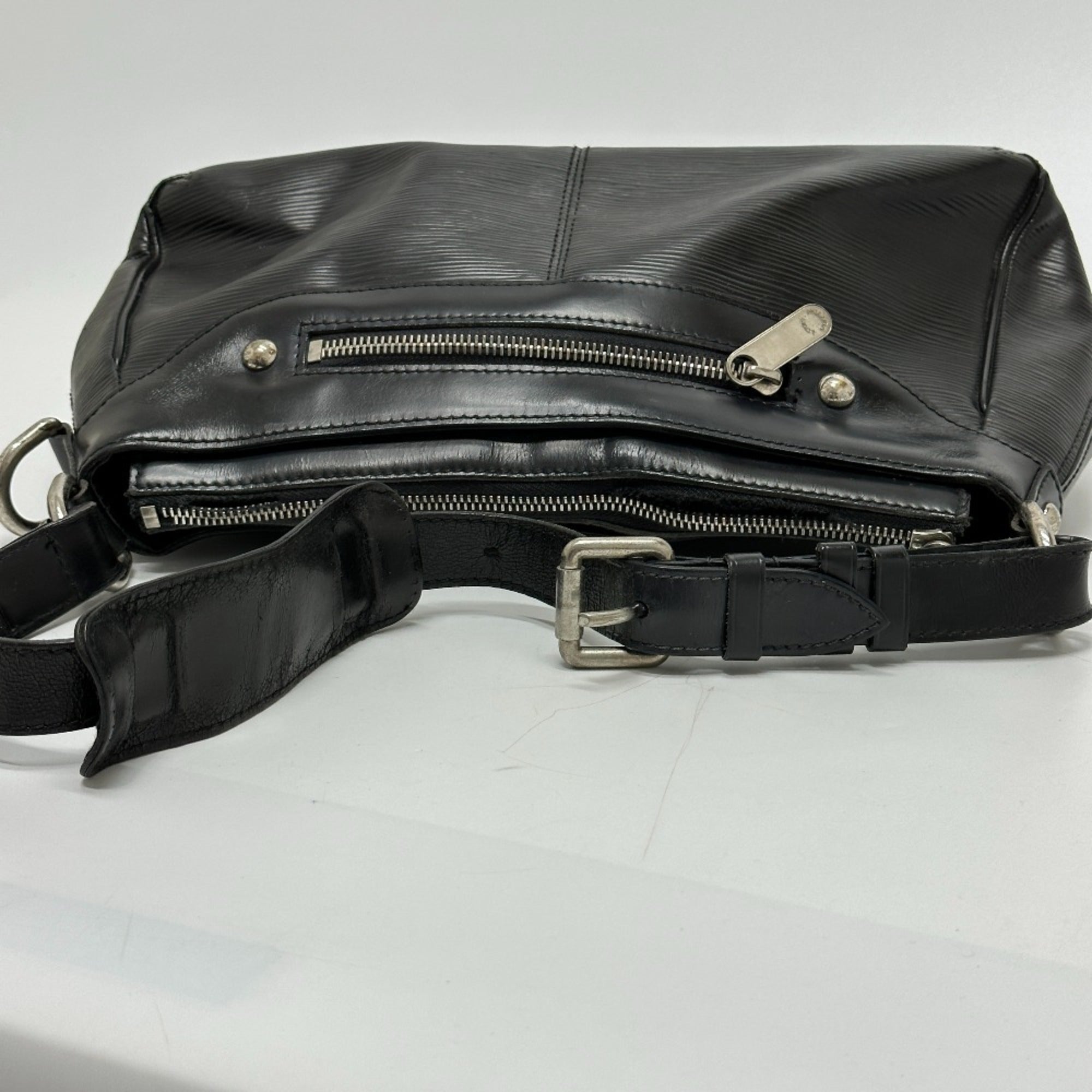 Louis Vuitton Black Leather Handbag (Pre-Owned)