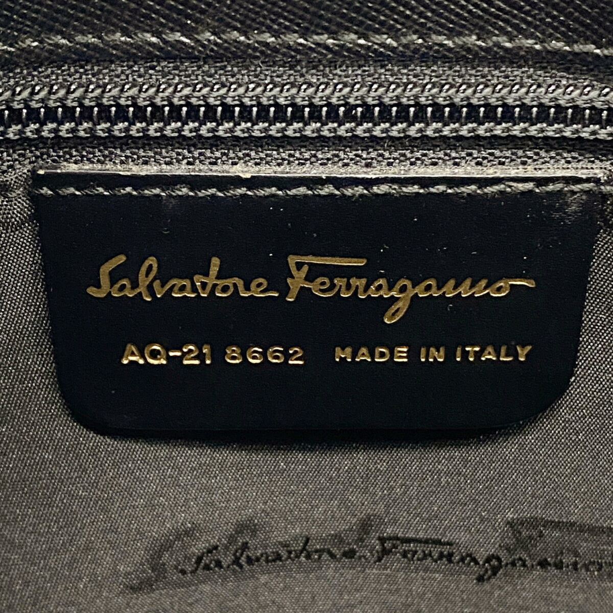 Salvatore Ferragamo Black Leather Shoulder Bag (Pre-Owned)