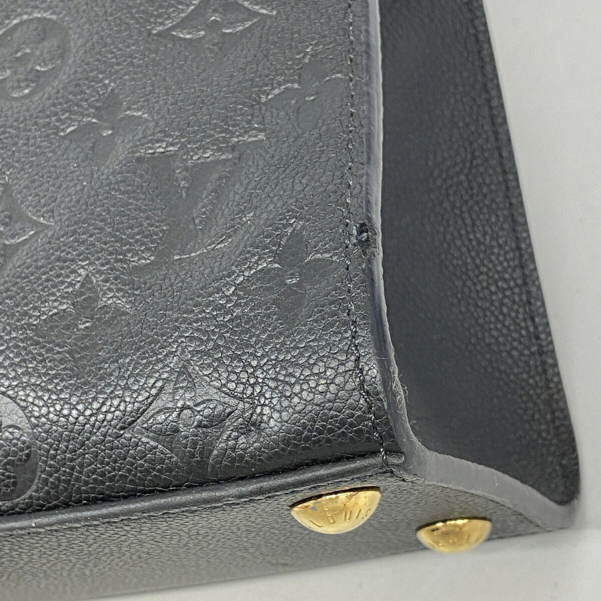 Louis Vuitton Noir Handbag (Pre-Owned)