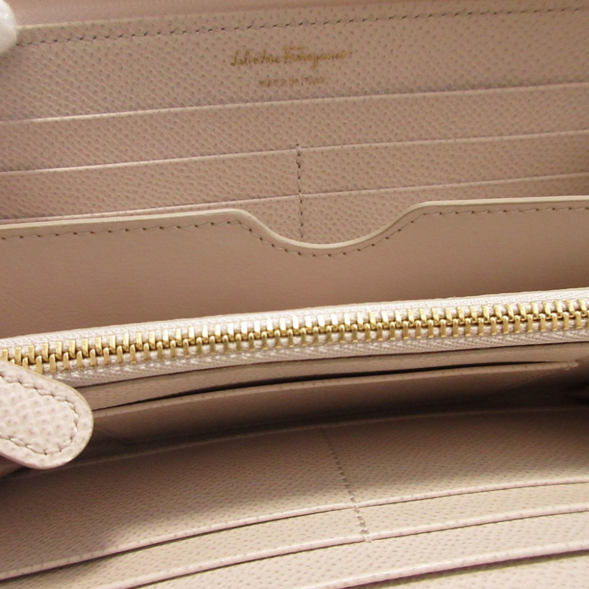 Salvatore Ferragamo Ivory Leather Coin Purse/Coin Case (Pre-Owned)