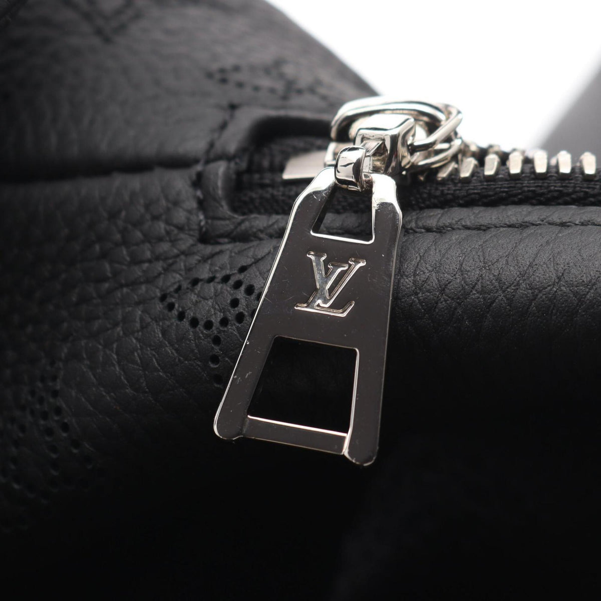 Louis Vuitton Black Mahina Leather Leather Handbag Shoulder Bag (Pre-Owned)