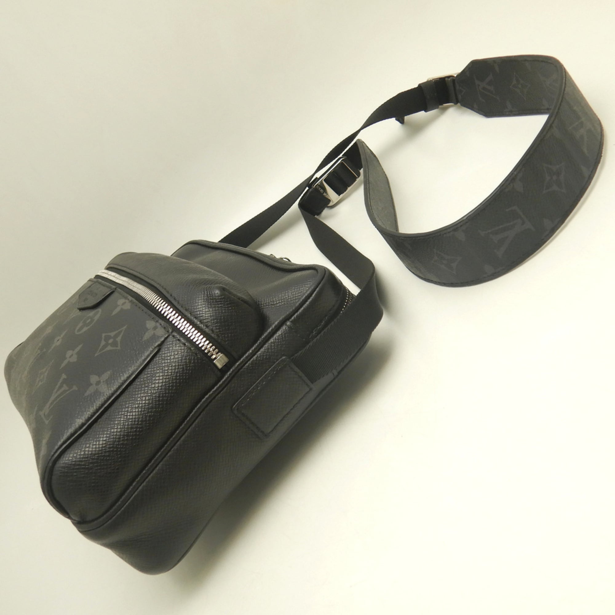 Louis Vuitton Noir Taigarama Shoulder Bag (Pre-Owned)