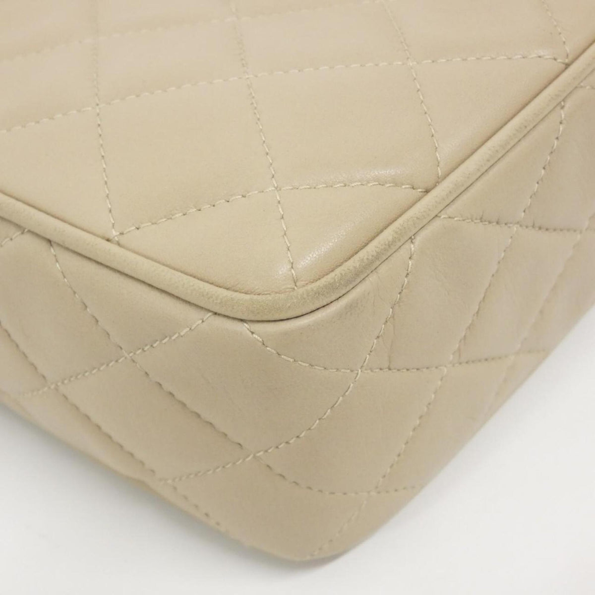 Chanel Beige Leather Handbag (Pre-Owned)