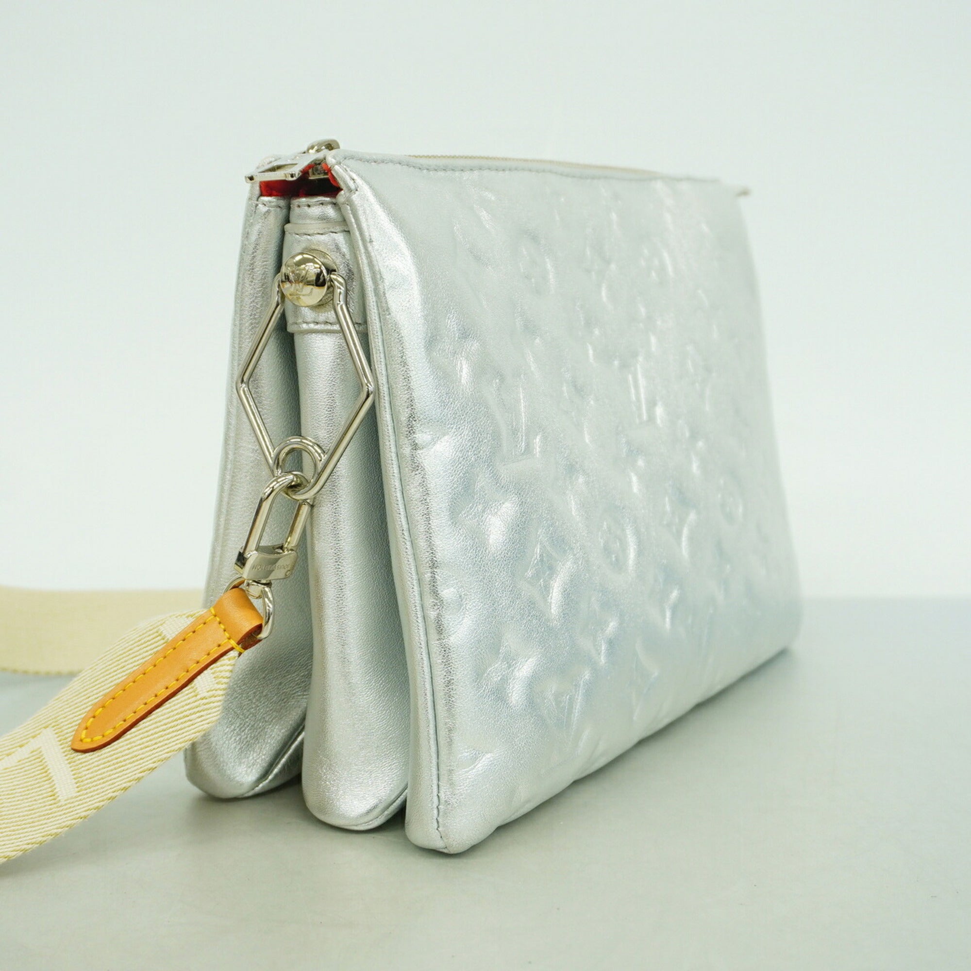 Louis Vuitton Silver Handbag (Pre-Owned)