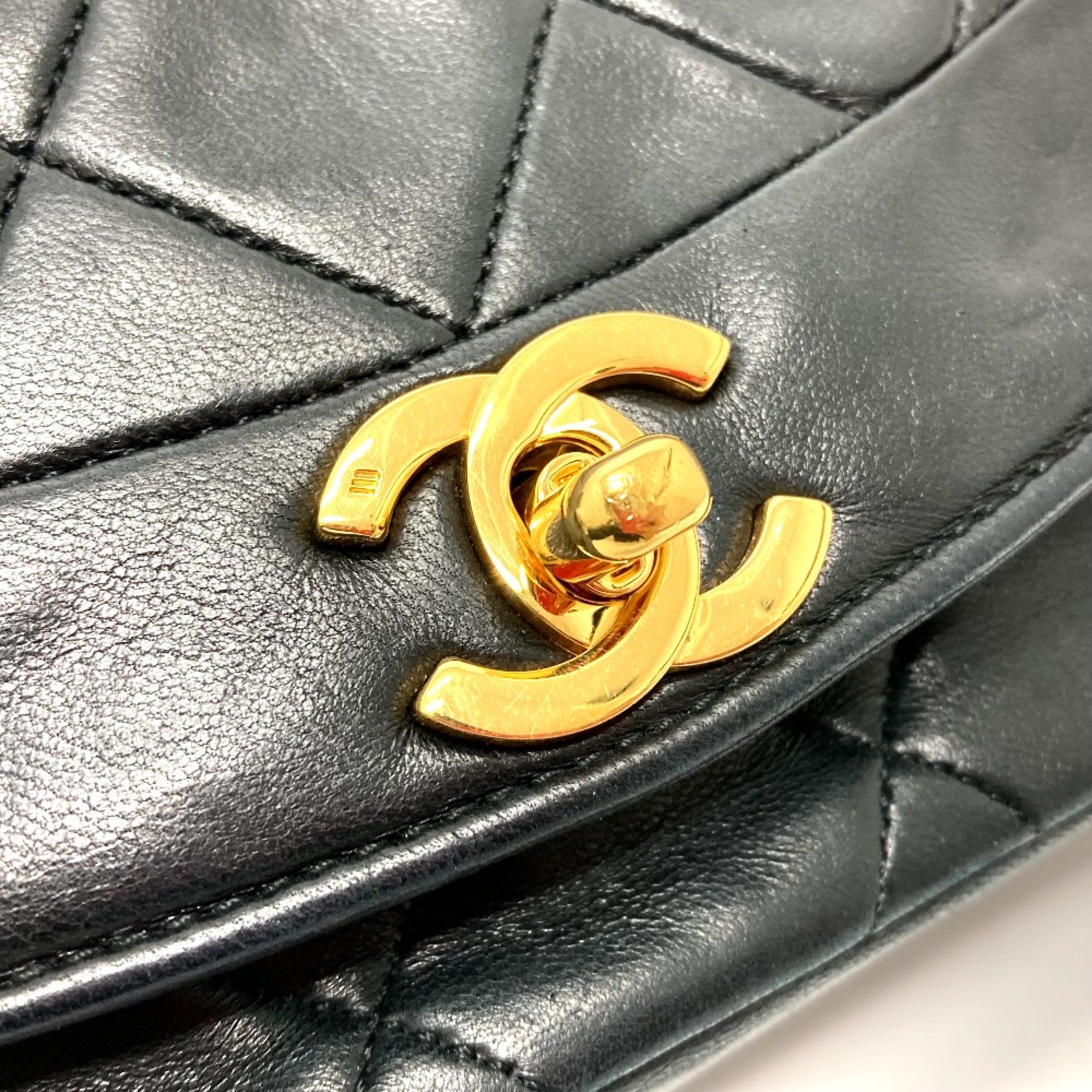 Chanel Black Leather Shoulder Bag (Pre-Owned)
