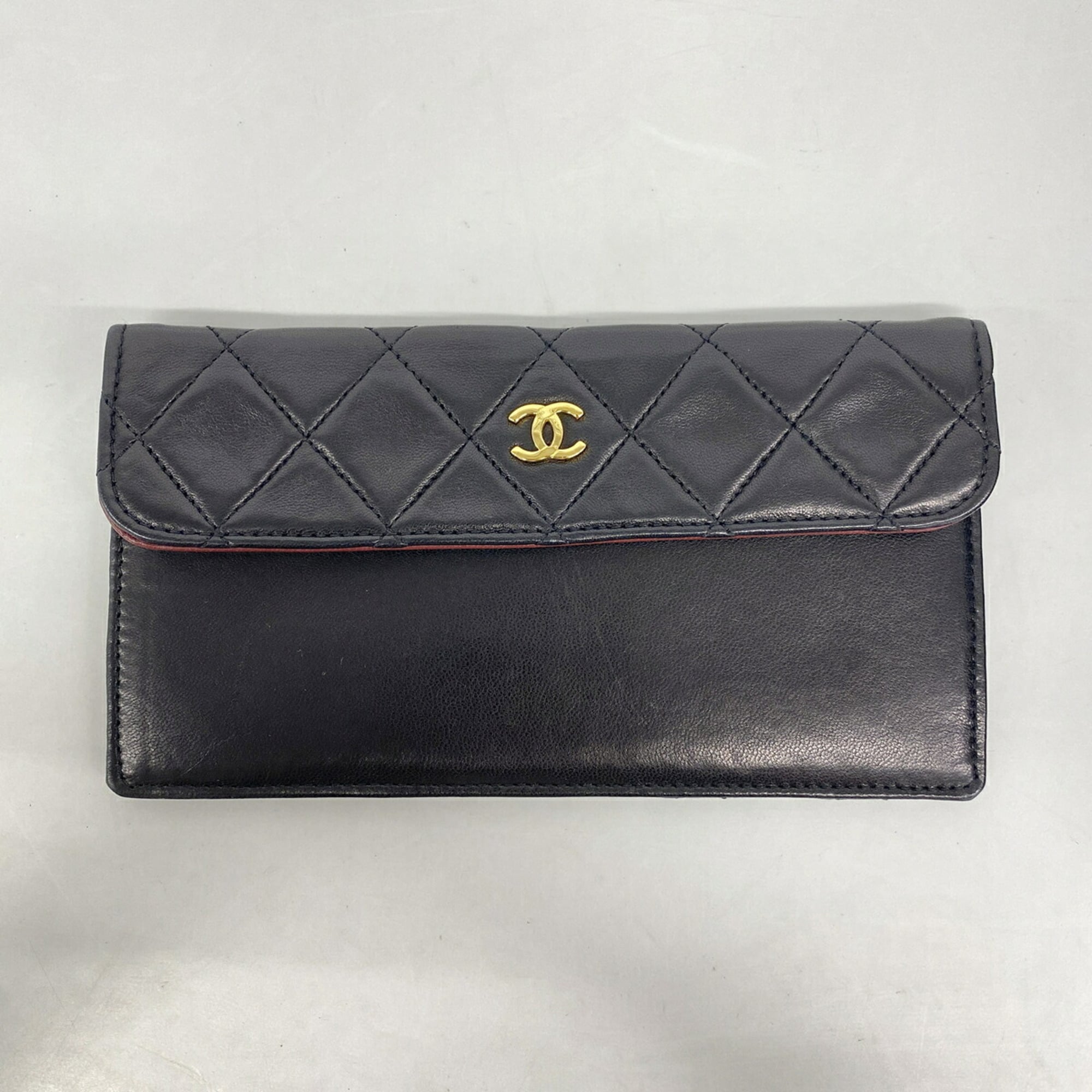 Chanel Black Leather Shoulder Bag (Pre-Owned)