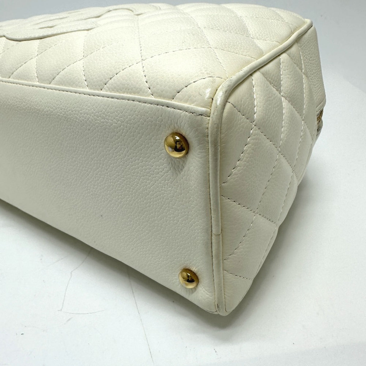 Chanel White Leather Handbag (Pre-Owned)