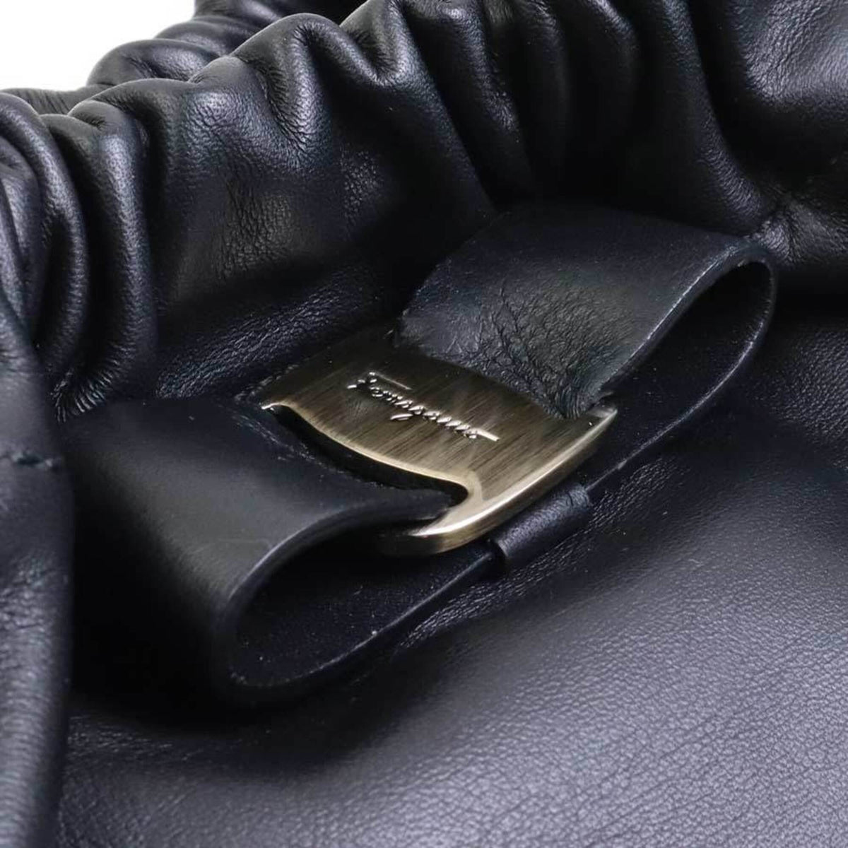 Salvatore Ferragamo Black Leather Shoulder Bag (Pre-Owned)
