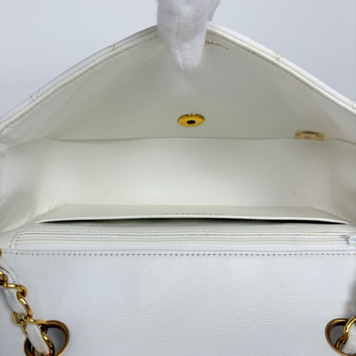 Chanel White Leather Shoulder Bag (Pre-Owned)