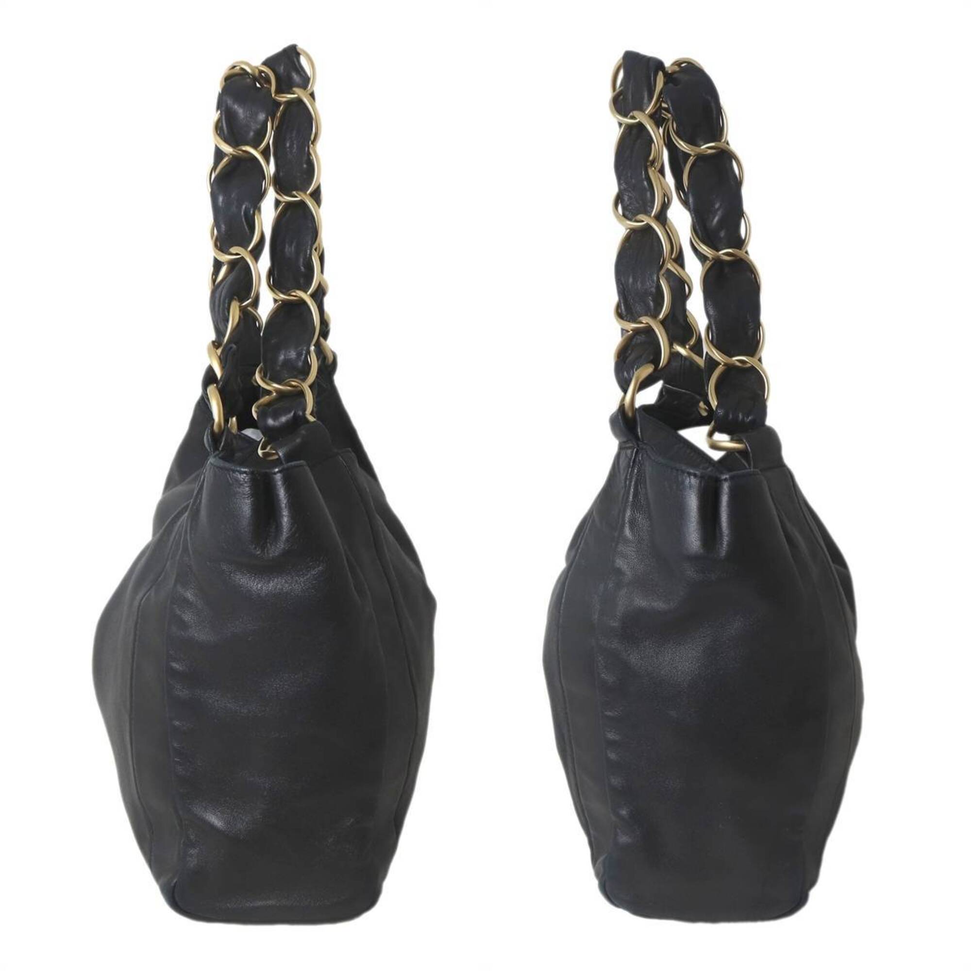 Chanel Black Leather Shoulder Bag (Pre-Owned)