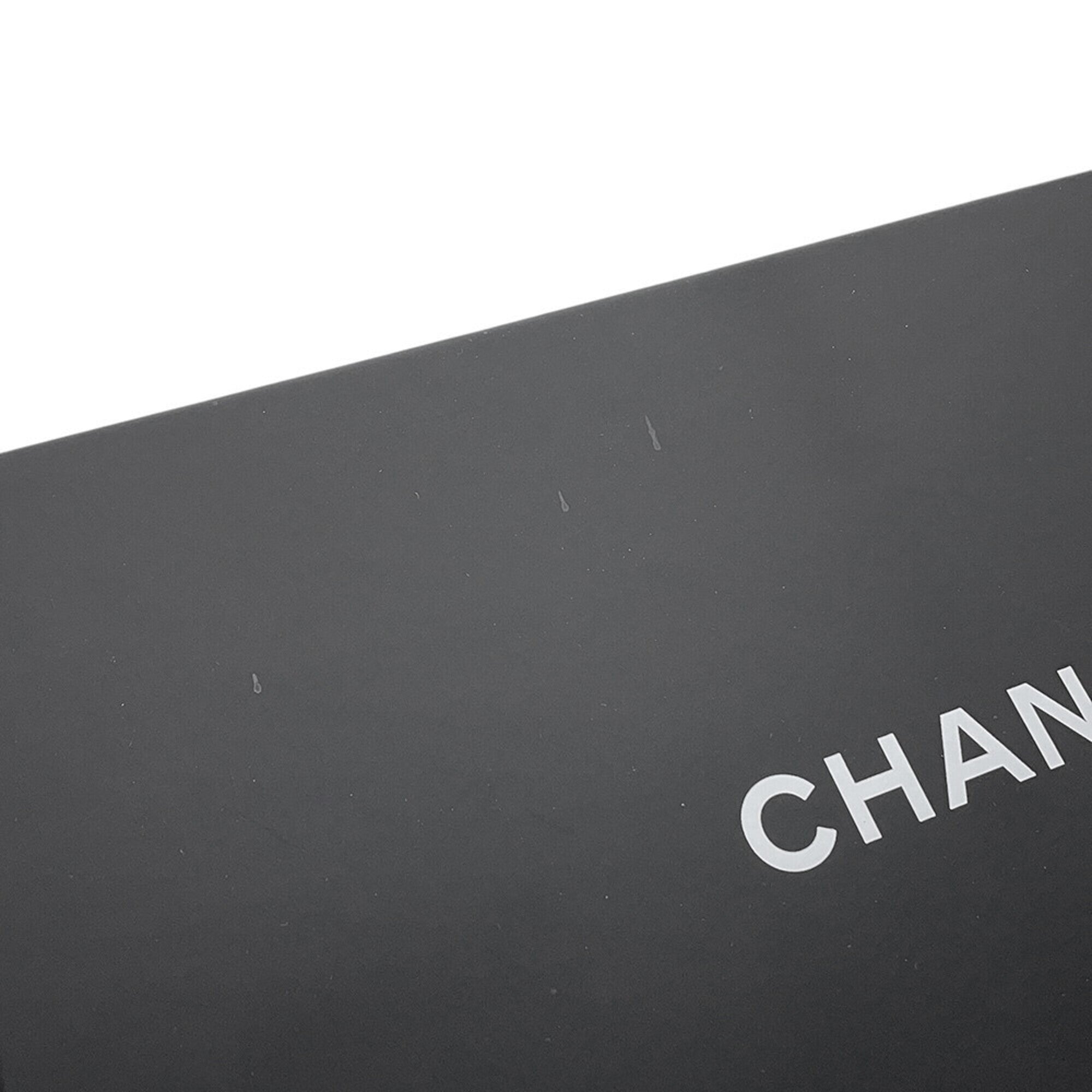 Chanel Black Leather Shoulder Bag (Pre-Owned)