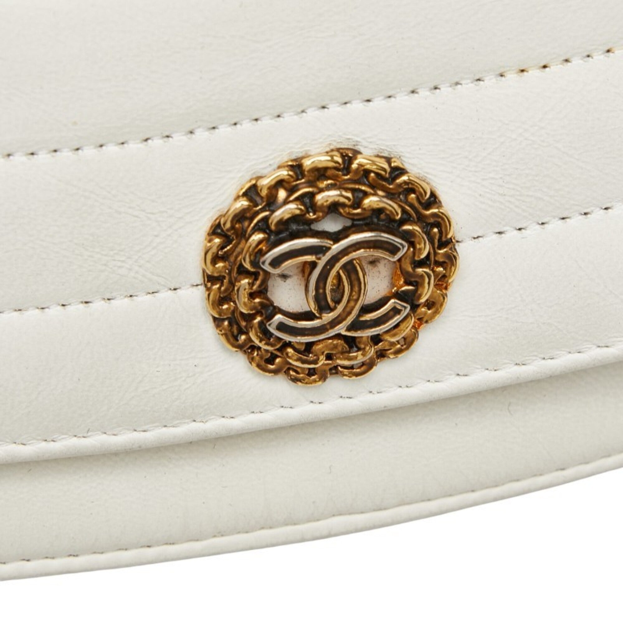 Chanel White Leather Shoulder Bag (Pre-Owned)