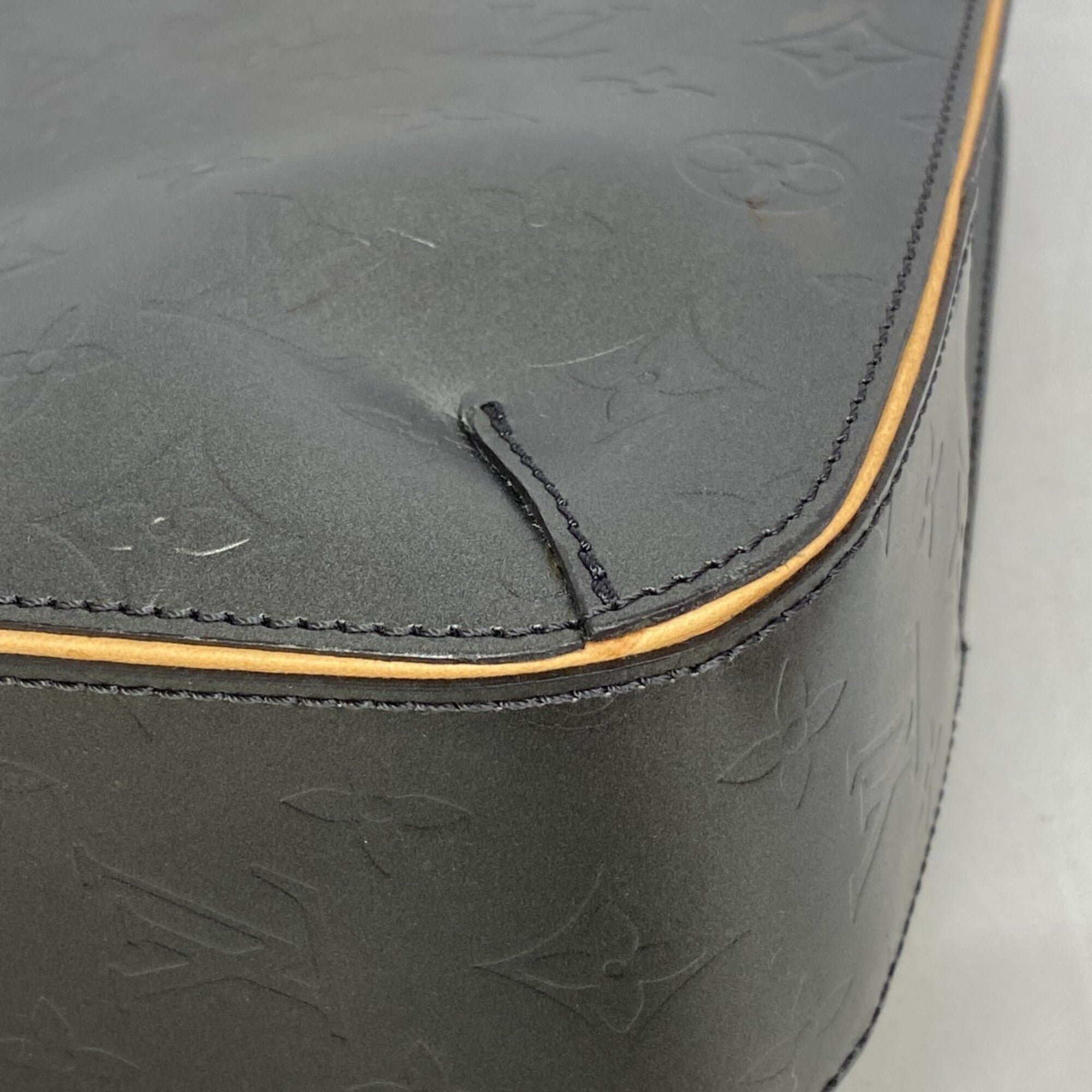 Louis Vuitton Noir Handbag (Pre-Owned)