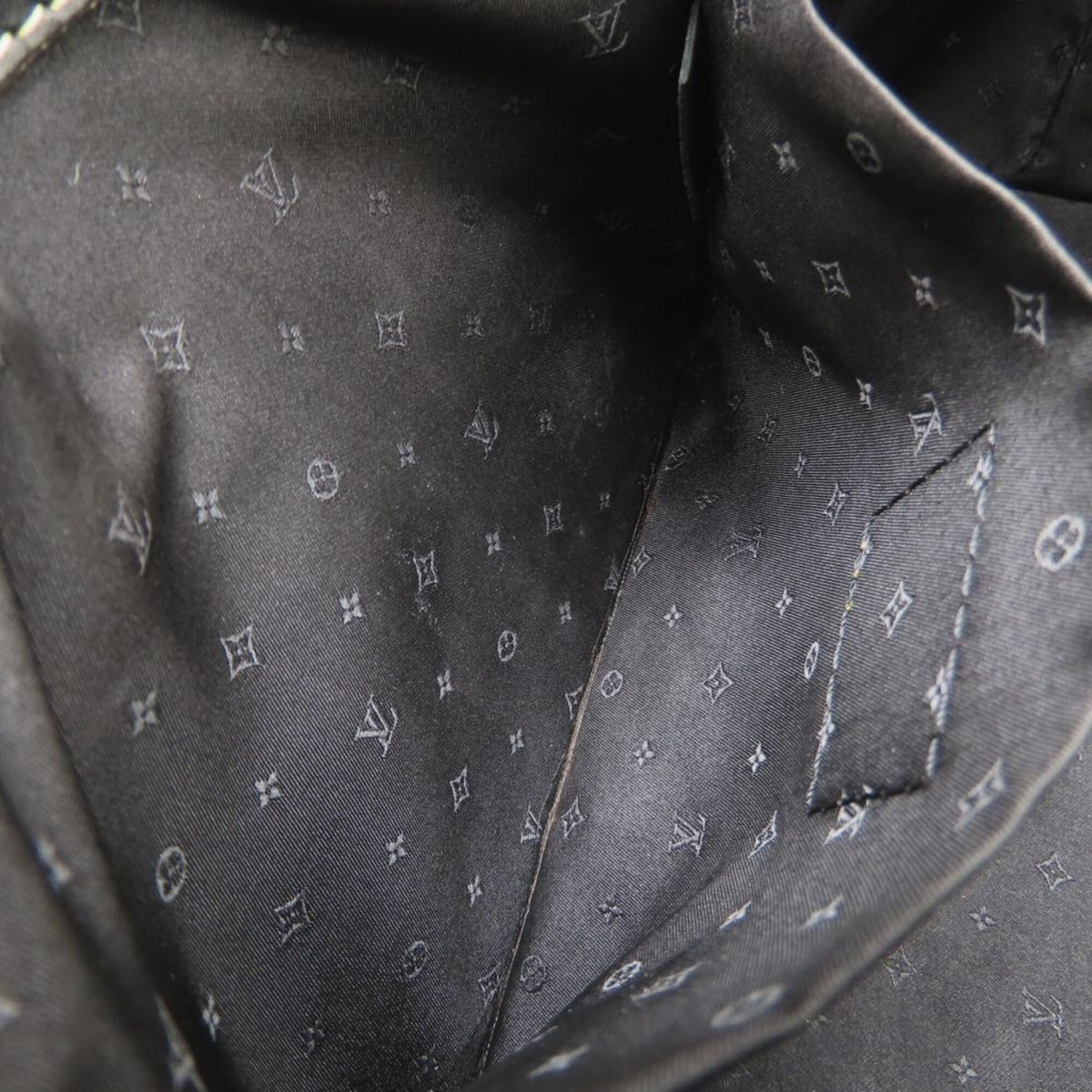 Louis Vuitton Noir Leather Shoulder Bag (Pre-Owned)
