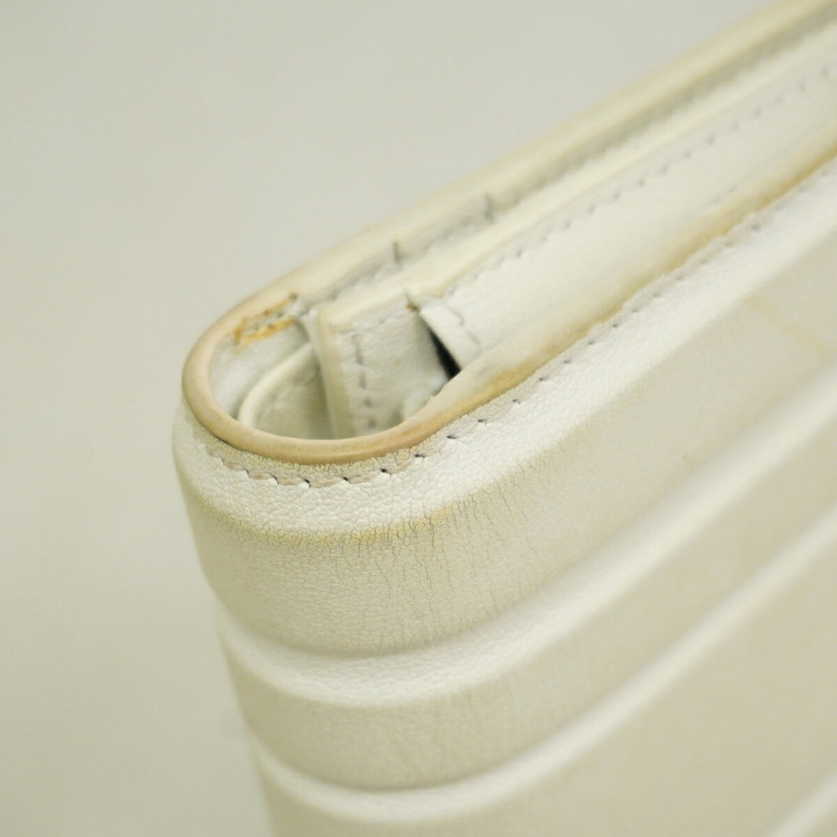 Salvatore Ferragamo White Leather Wallet (Bi-Fold) (Pre-Owned)