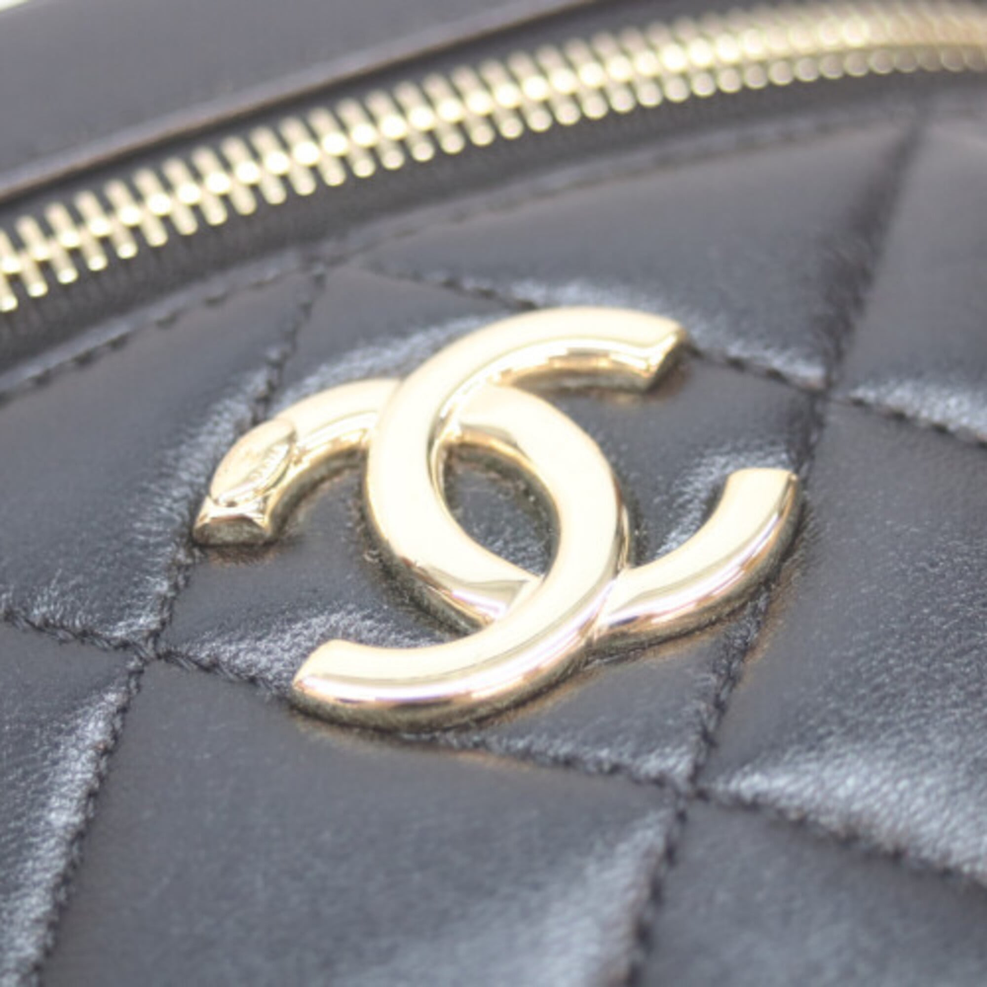 Chanel Black Leather Shoulder Bag (Pre-Owned)
