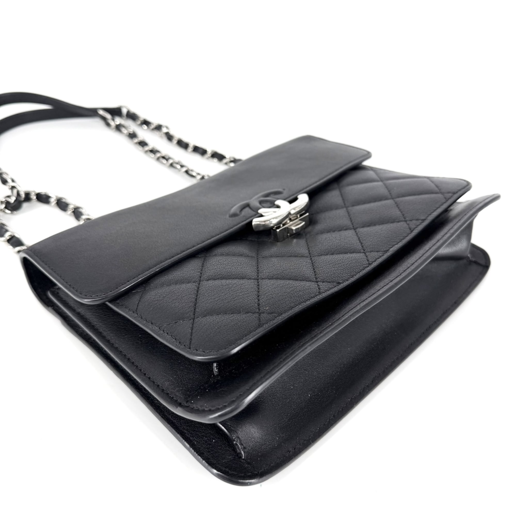 Chanel Matelasse Black Leather Shoulder Bag (Pre-Owned)