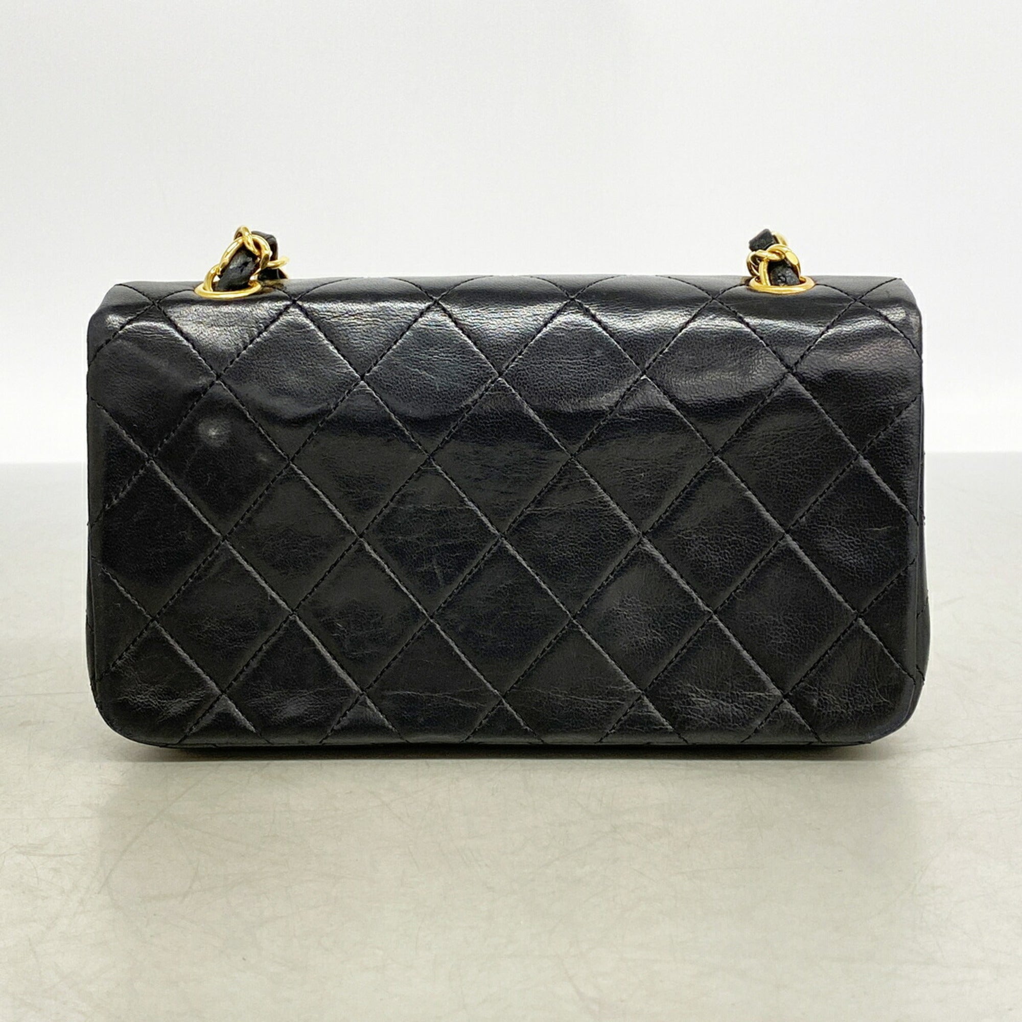 Chanel Black Leather Shoulder Bag (Pre-Owned)