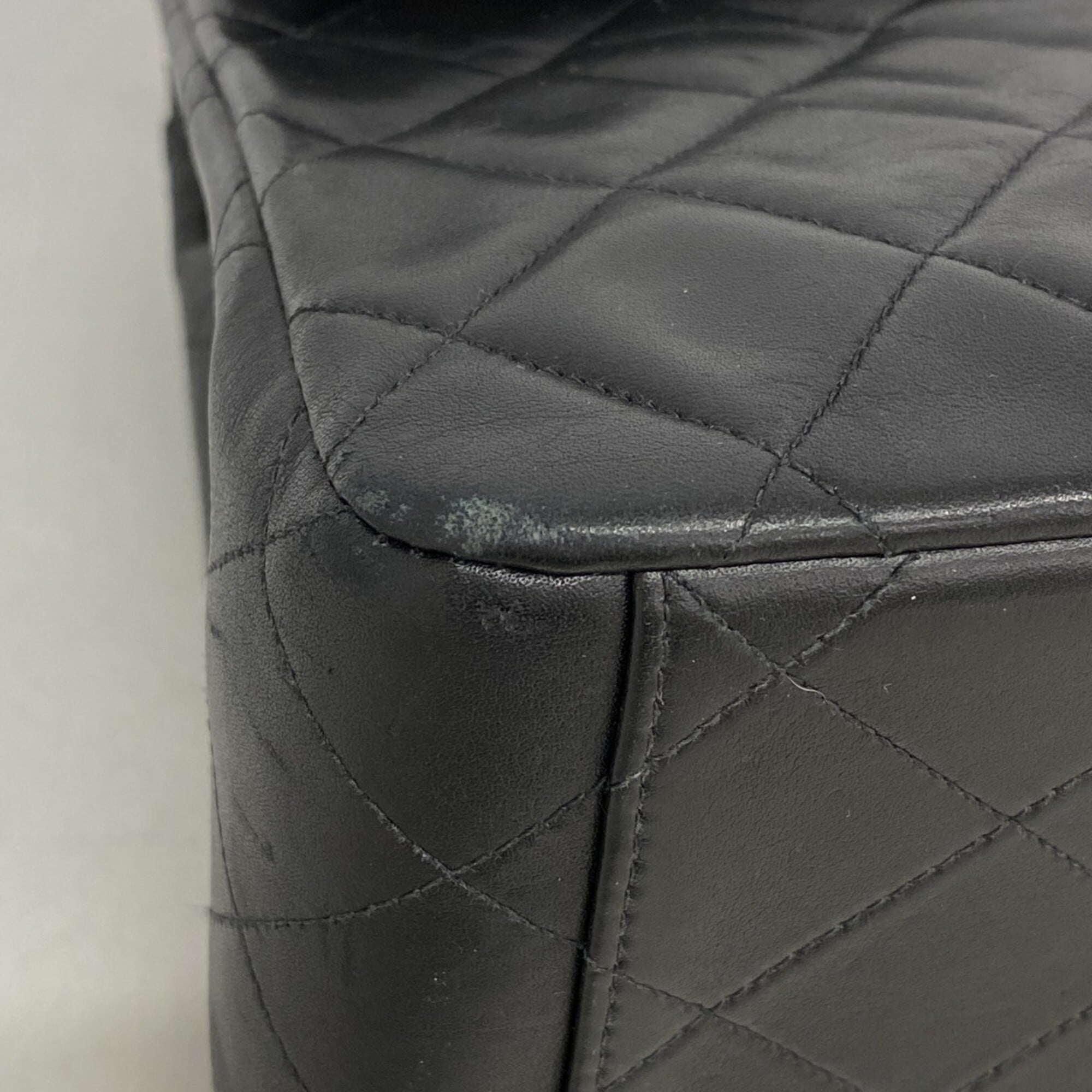 Chanel Black Leather Shoulder Bag (Pre-Owned)