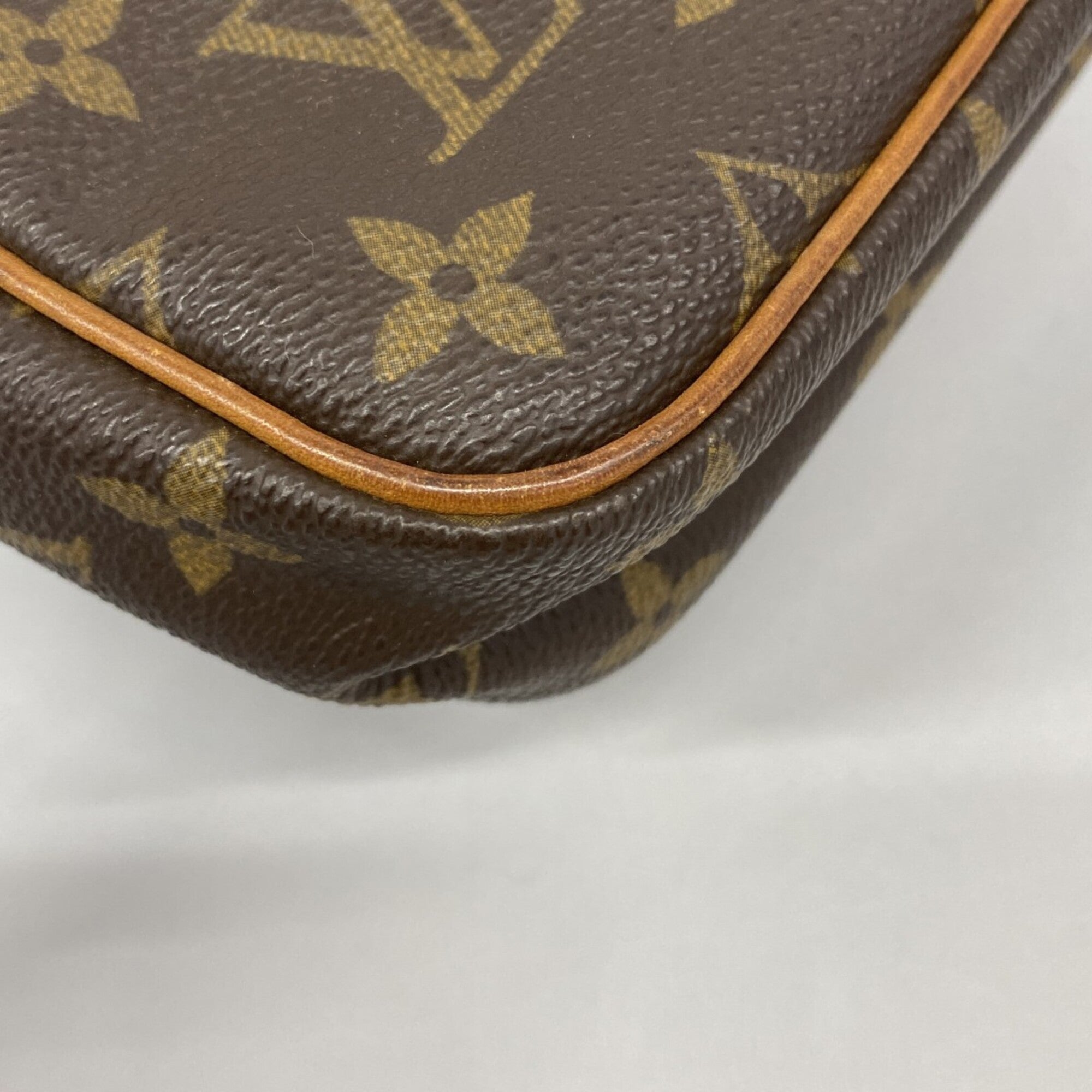 Louis Vuitton Brown Clutch Bag (Pre-Owned)