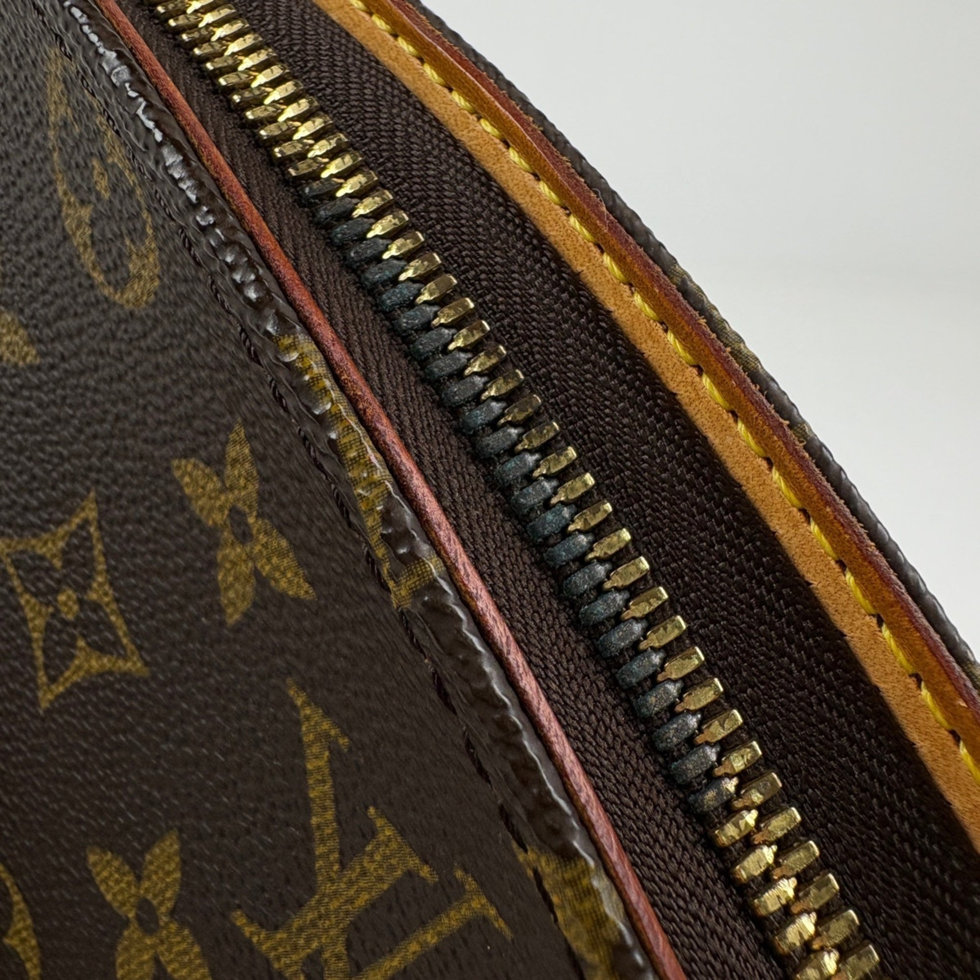 Louis Vuitton Brown Monogram Monogram Shoulder Bag (Pre-Owned)