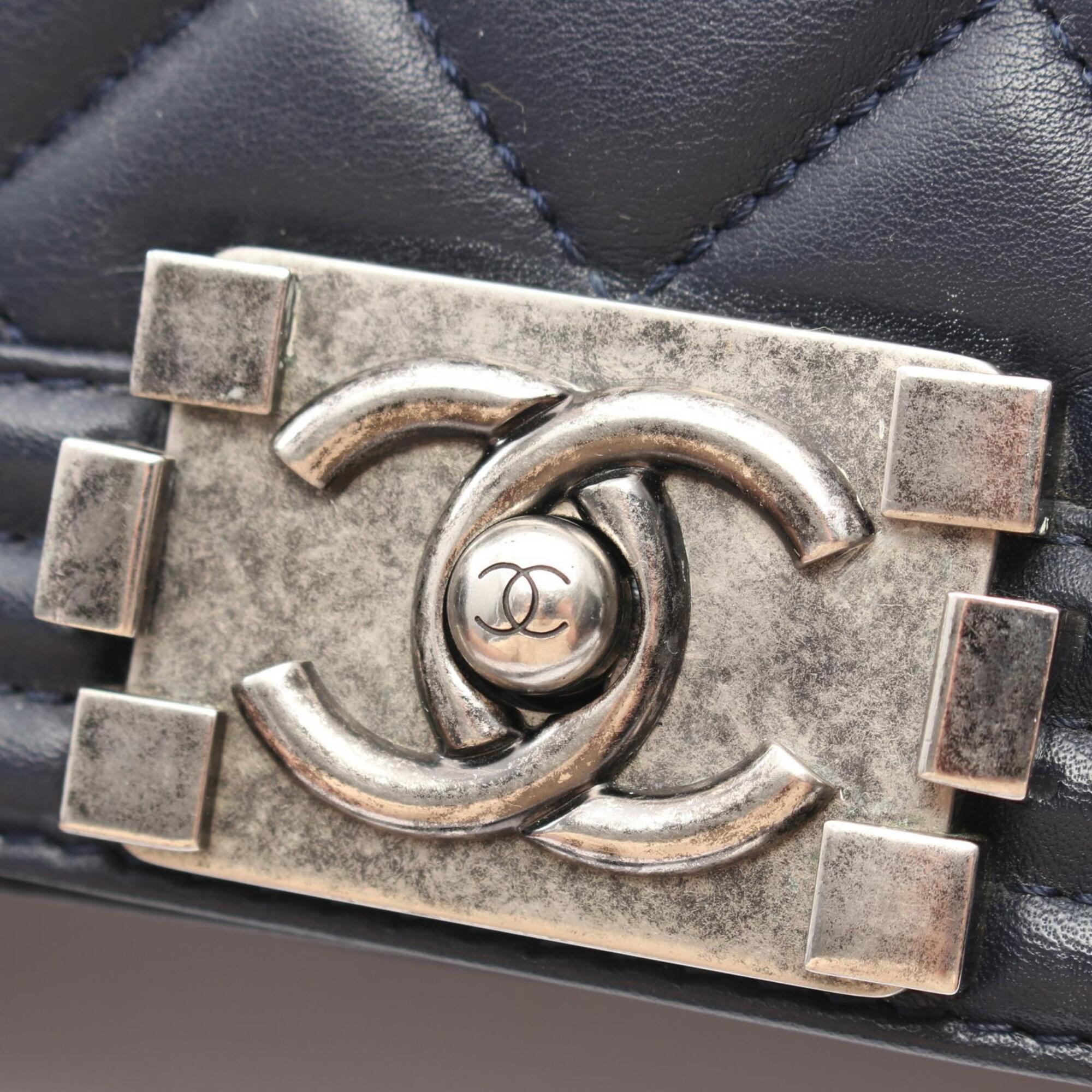 Chanel Boy Chanel Navy Leather Handbag Shoulder Bag (Pre-Owned)