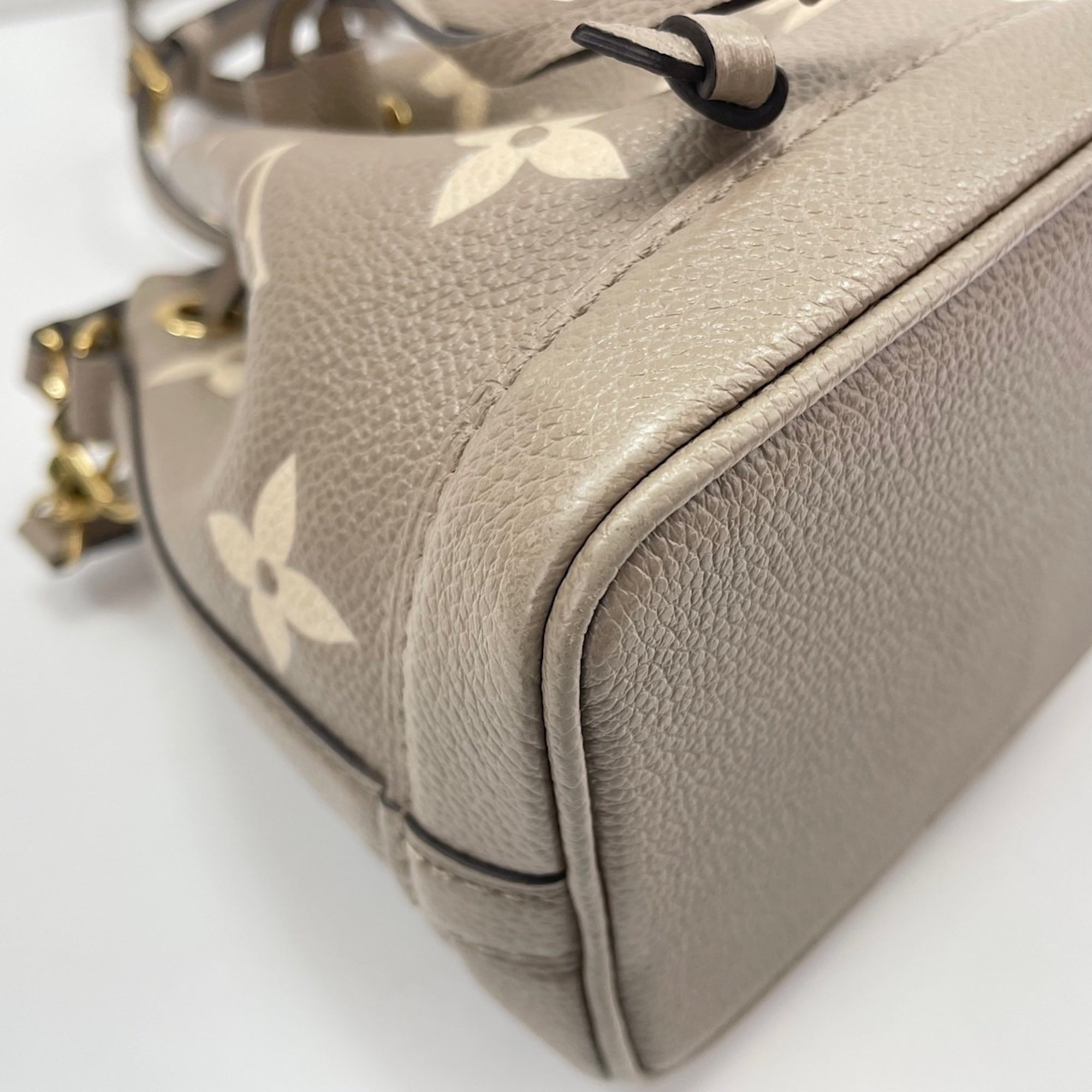 Louis Vuitton Beige Shoulder Bag (Pre-Owned)