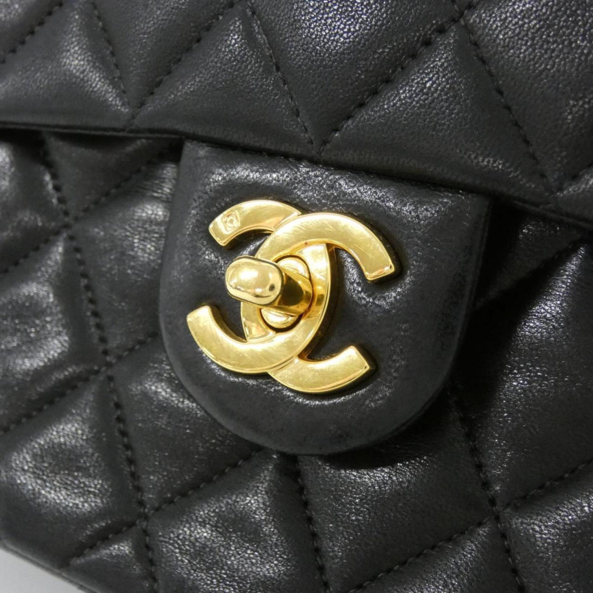 Chanel Black Leather Shoulder Bag (Pre-Owned)