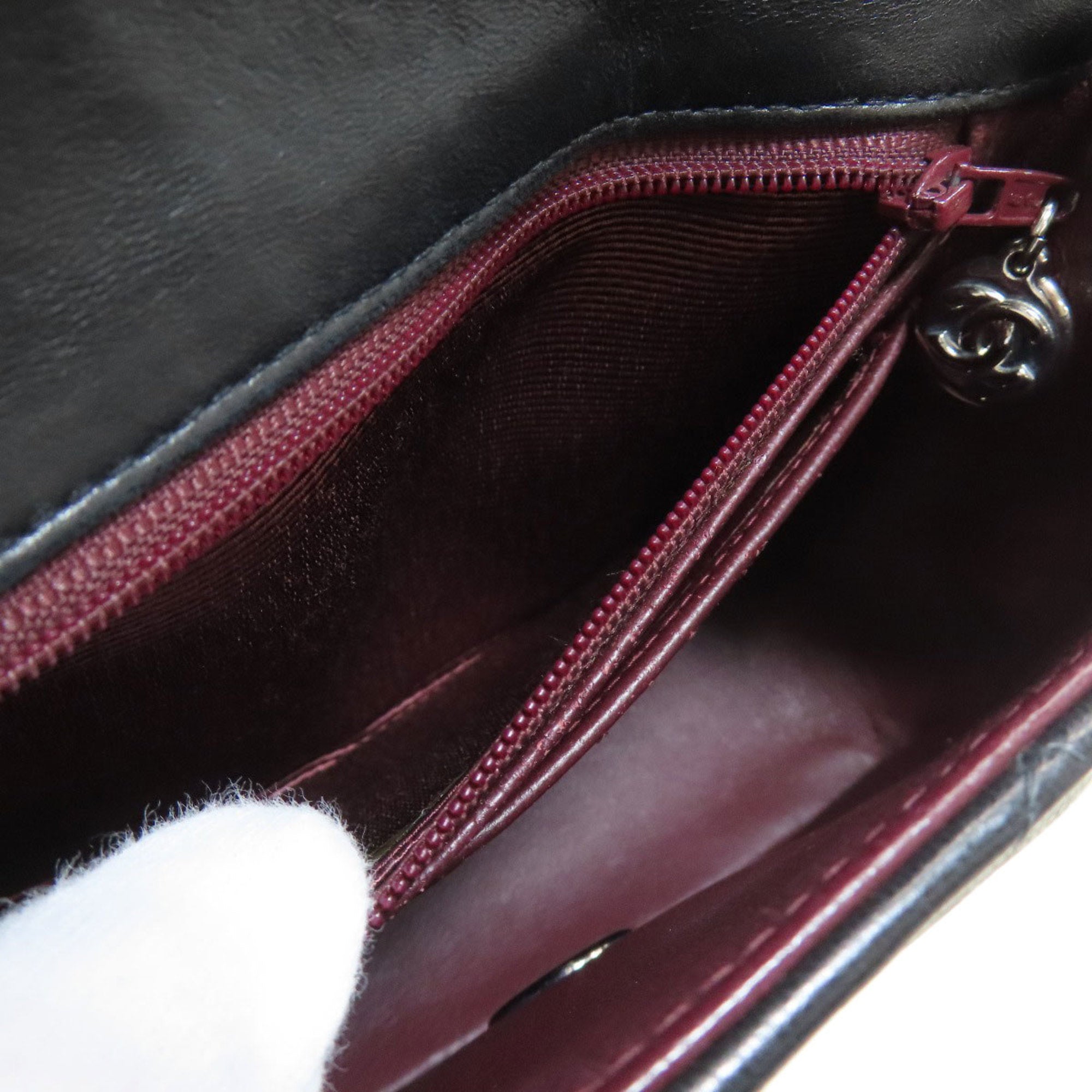 Chanel Black Leather Shoulder Bag (Pre-Owned)