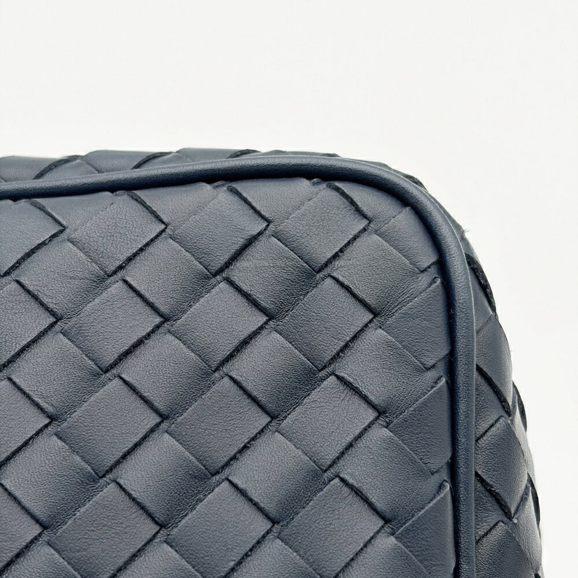 Bottega Veneta Intrecciato Navy Leather Pouch (Pre-Owned)