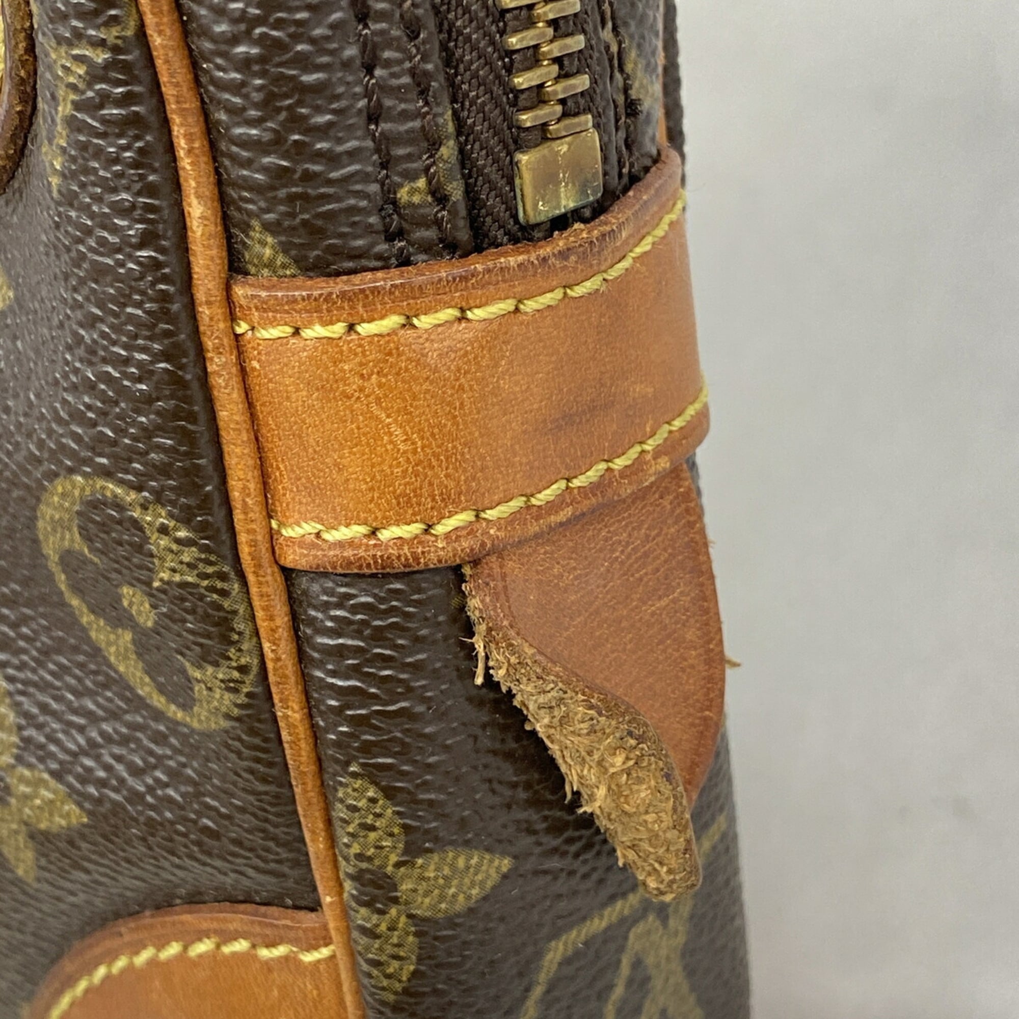 Louis Vuitton Brown Clutch Bag (Pre-Owned)
