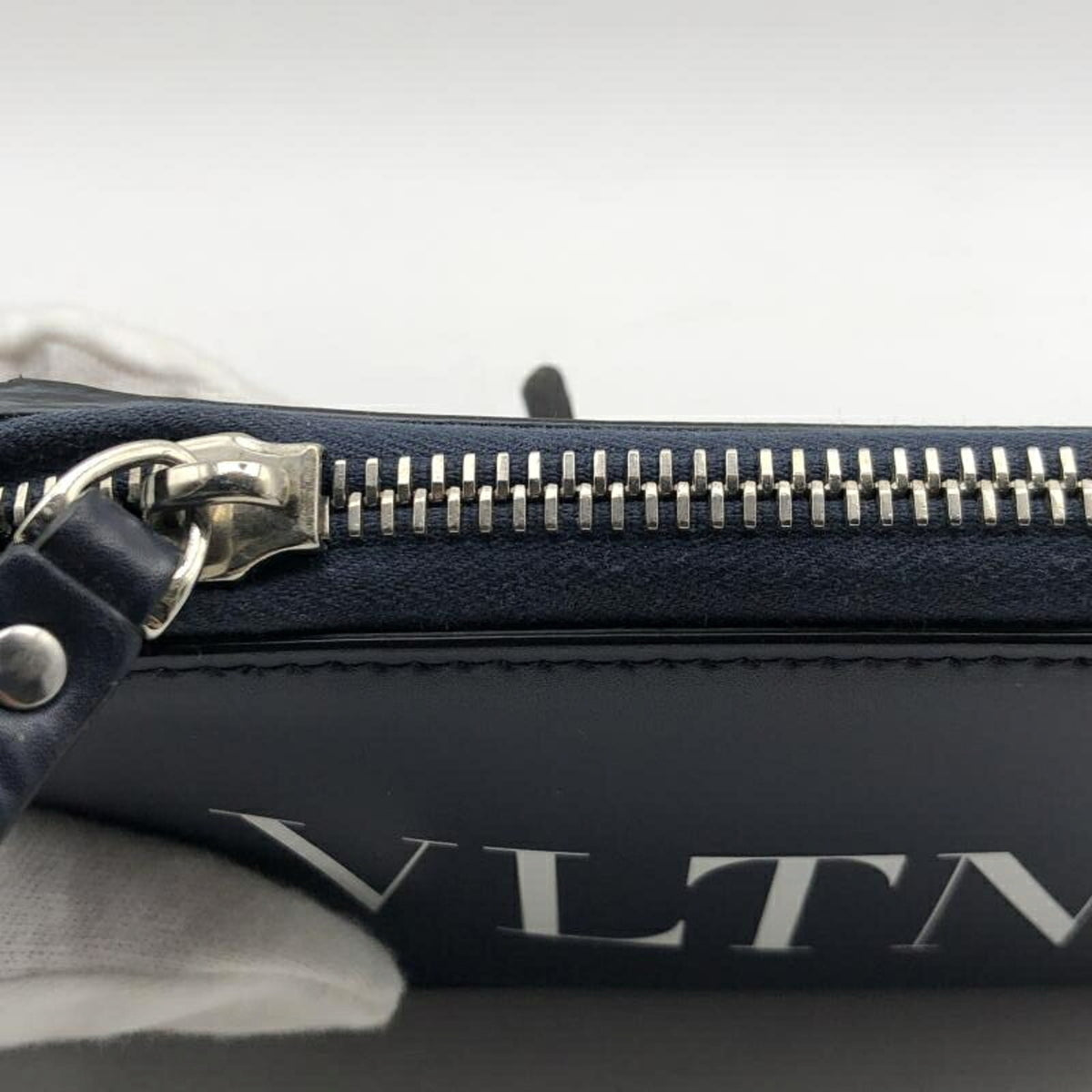 Valentino Garavani Blue Navy Chain/Shoulder Wallet (Pre-Owned)