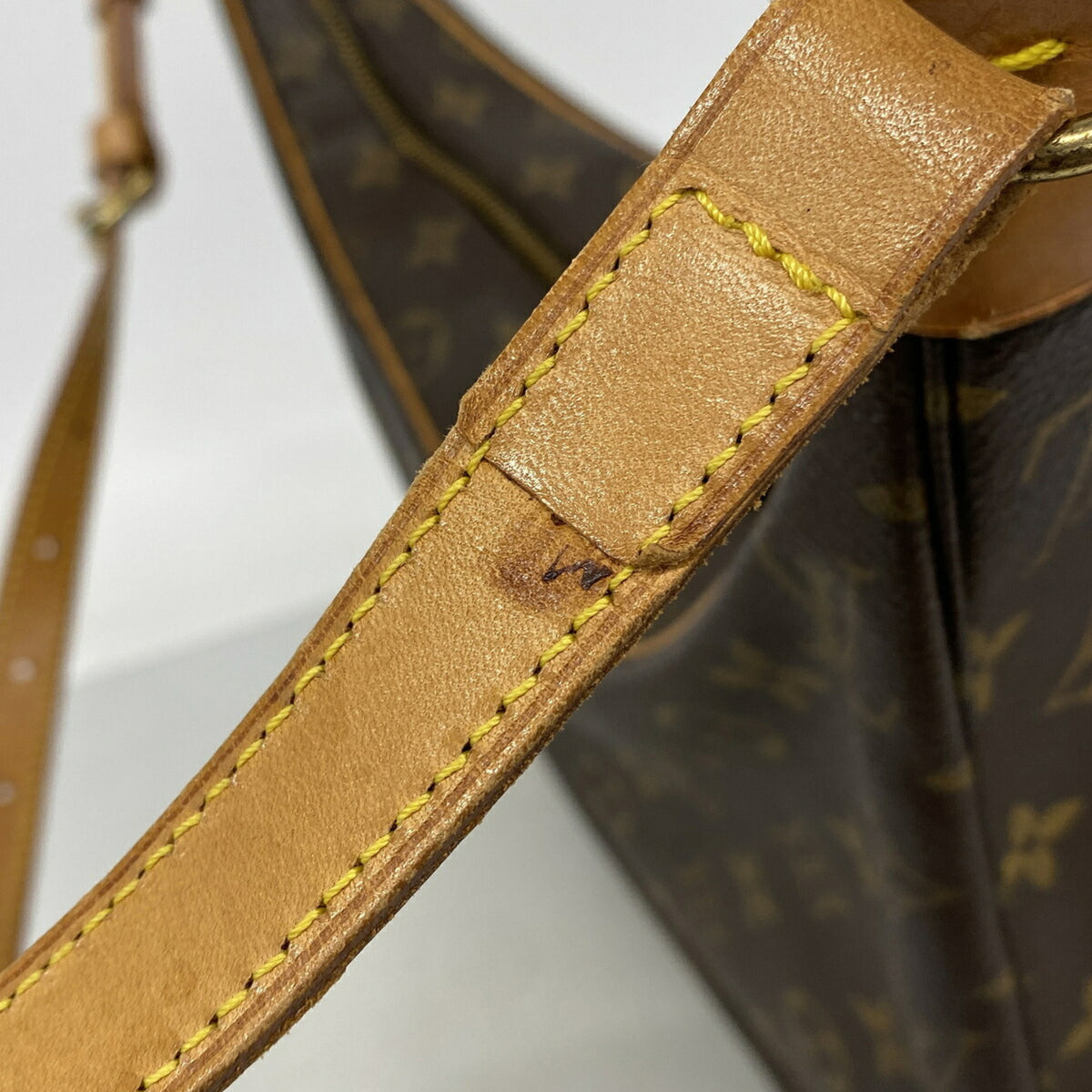 Louis Vuitton Brown Shoulder Bag (Pre-Owned)